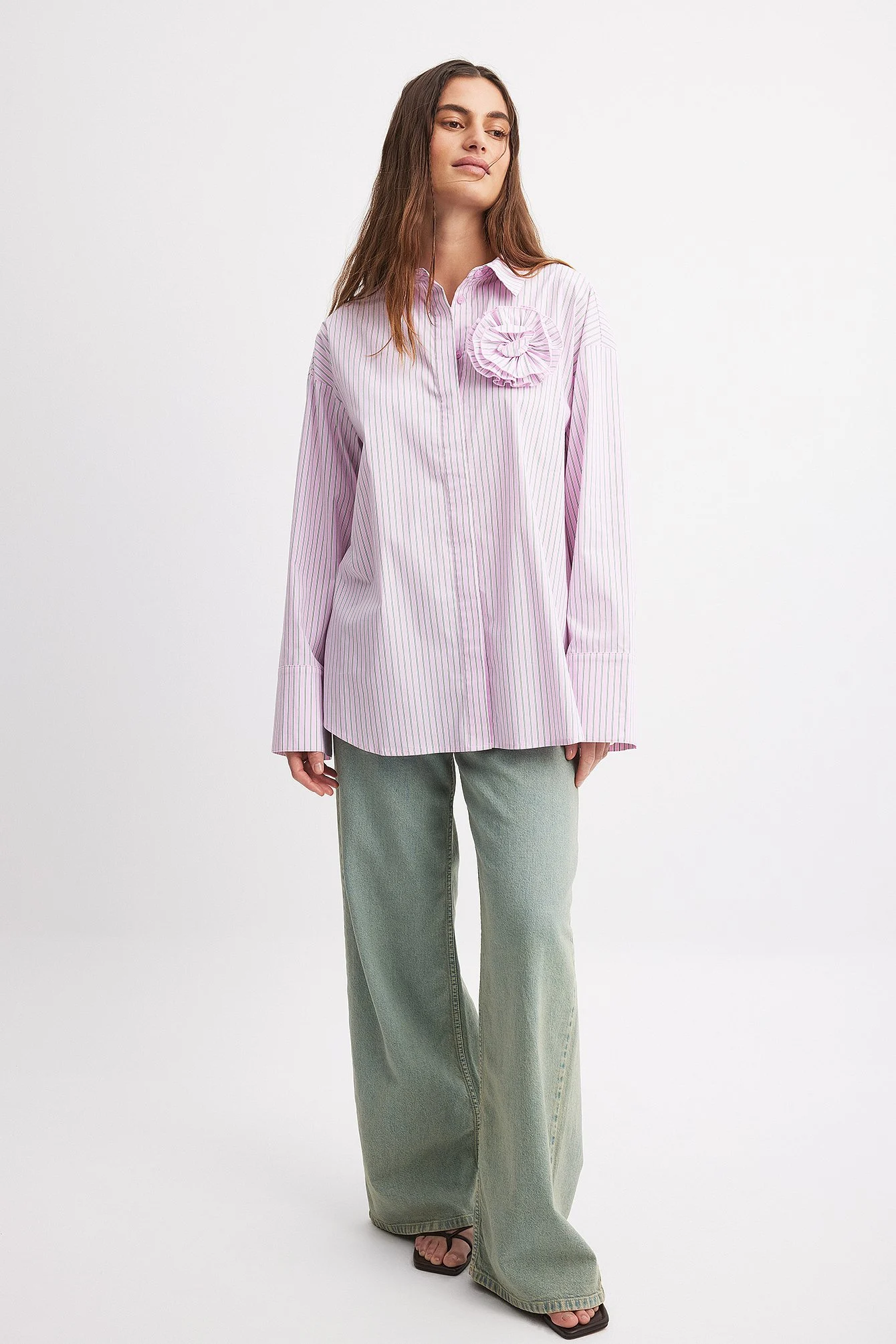 Gestreiftes Oversized-Hemd mit Blumenmuste