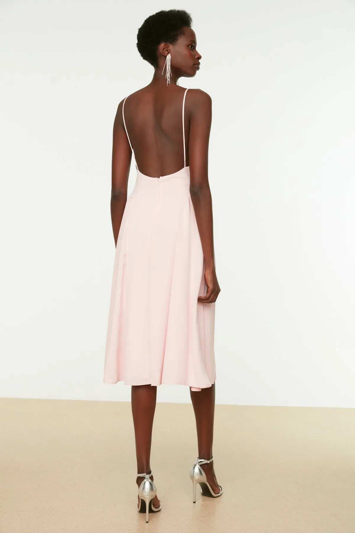 Trendyol Collection  Elegantes Abendkleid mit puderfarbenem Raffungsdetail TPRSS22EL0966
