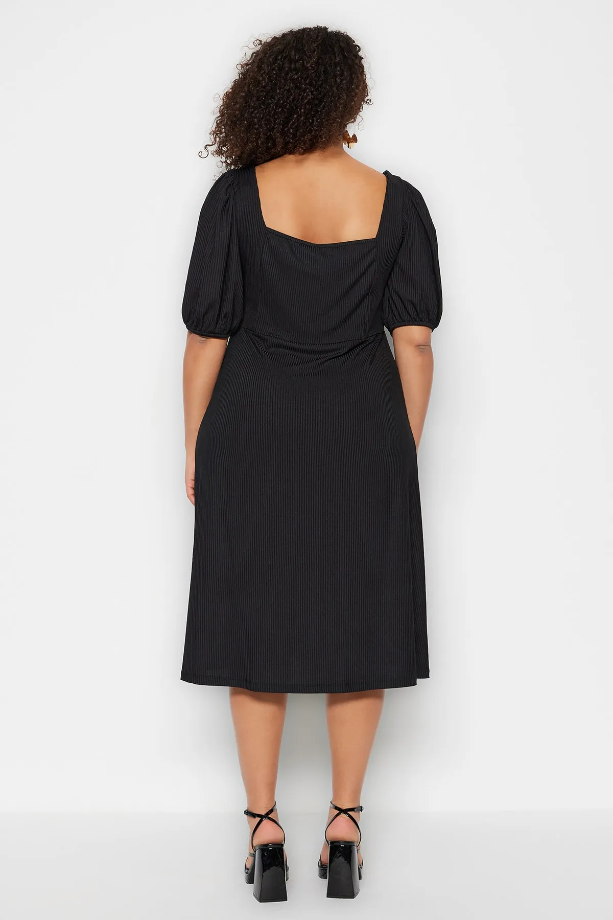 Trendyol Curve  Schwarzes Strickkleid mit Herzkragen TBBSS23AH00118