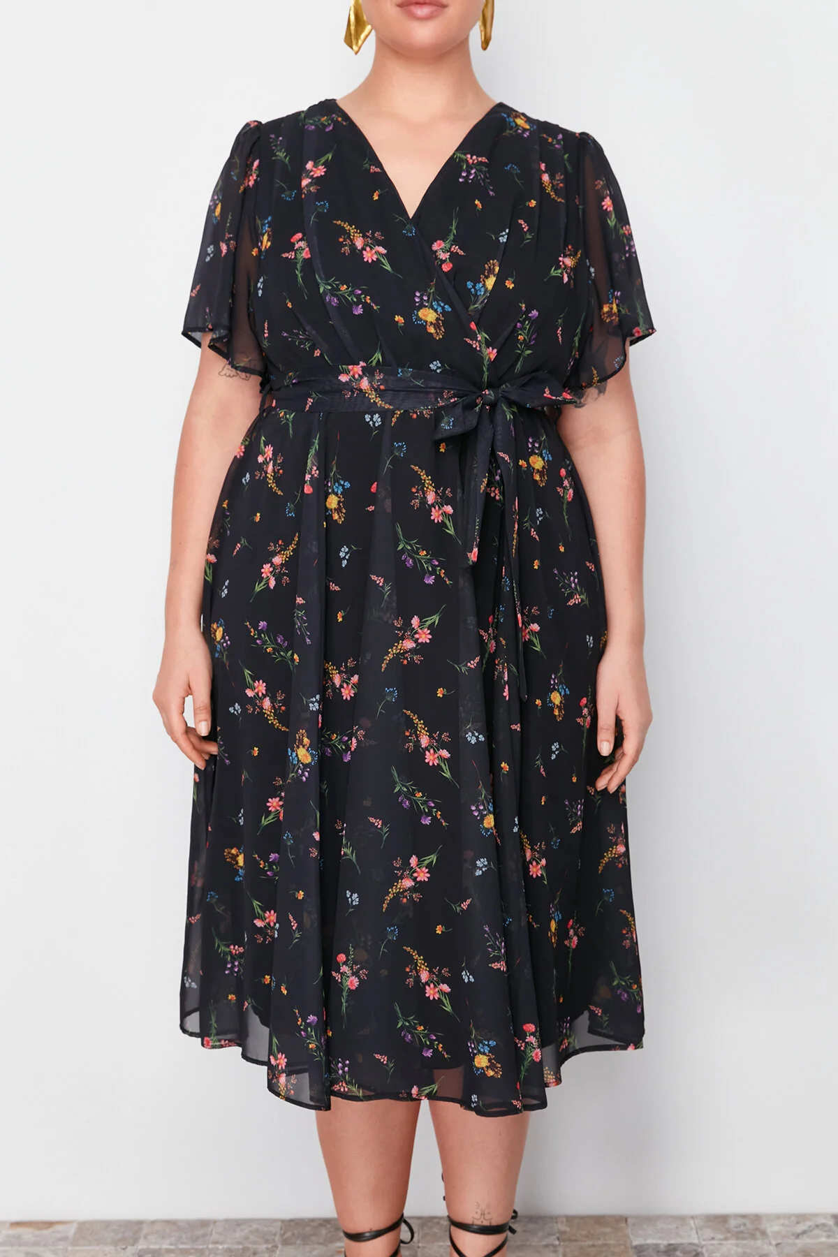 Trendyol Curve  Mehrfarbiges, zweireihiges Chiffon-Gewebekleid mit Blumendruck TBBSS24AH00154