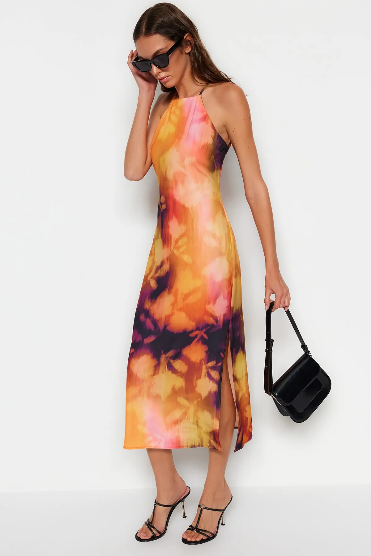 Trendyol Collection  Orangefarbenes Neckholder-Midikleid mit gemustertem Webmuster TWOSS23EL02417