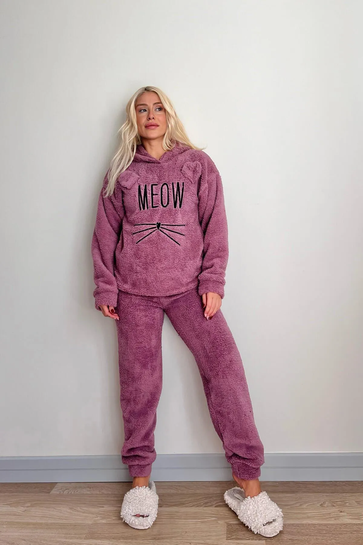 Pijamaevi  Lila Meow gemustertes Vollplüsch-Pyjama-Set