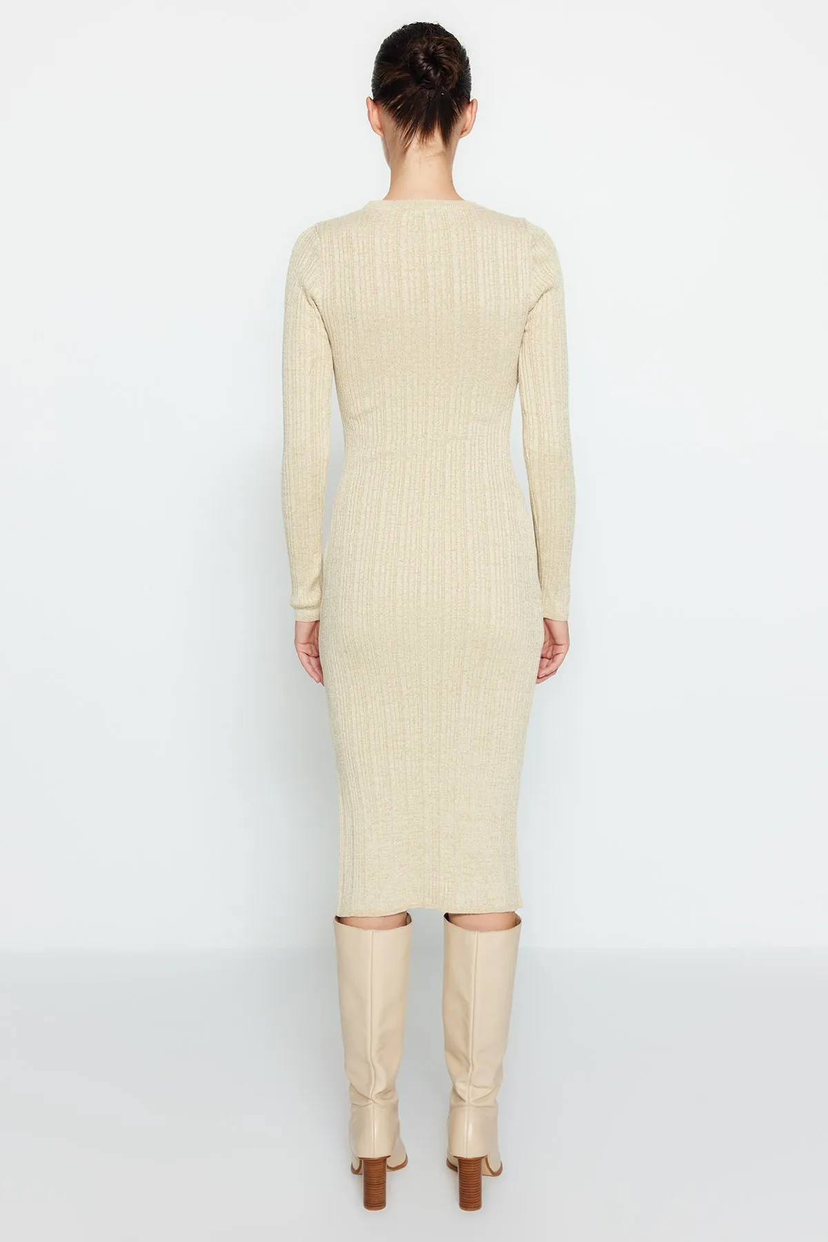 Trendyol Collection  Beigefarbenes Midikleid aus glitzerndem Strick TWOAW24EL00047