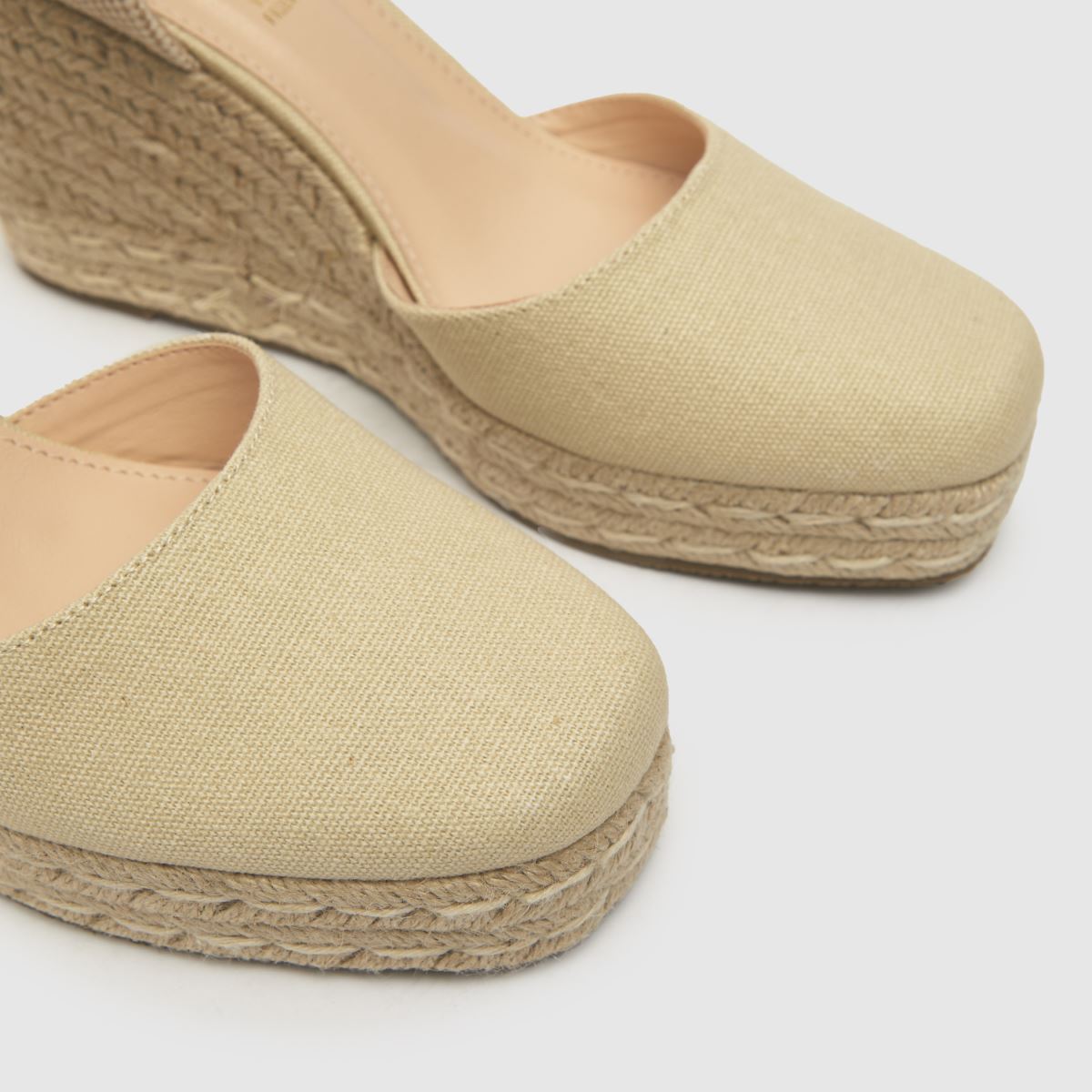 Schuh Venus – Naturfärgade sandaler med kilklack och knytband