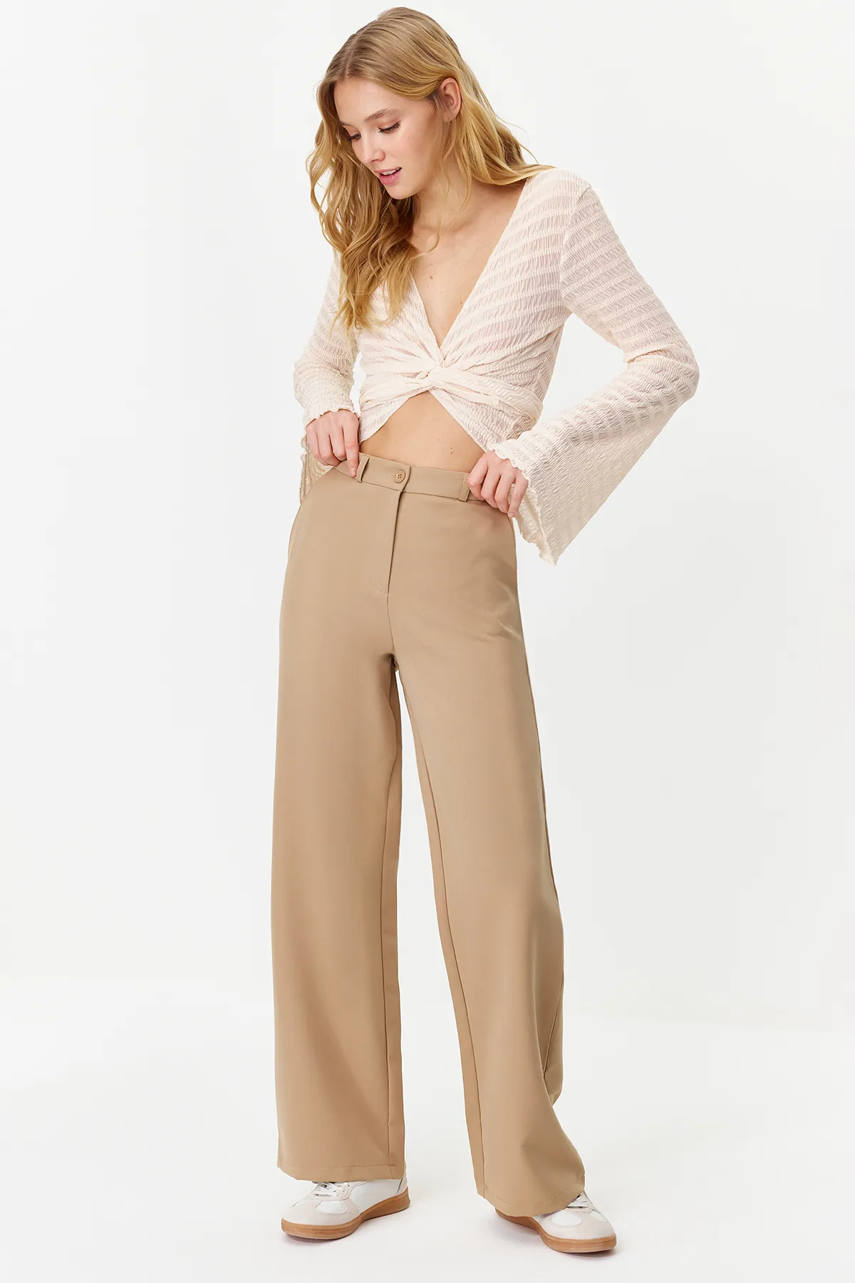 Trendyol Collection  Nerzfarbene, weite Hose aus Webstoff mit weitem Bein TWOAW21PL0332