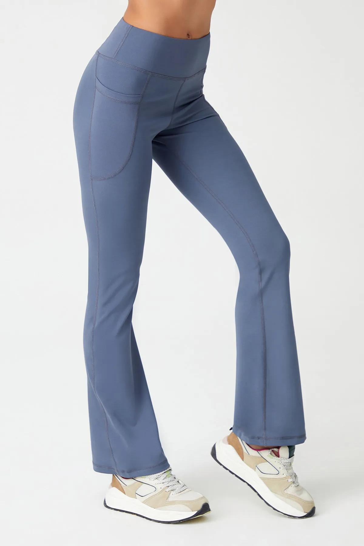 LOS OJOS  Anthrazitfarbene, glättende Bootcut-Strumpfhose mit hoher Taille und ausgestelltem Bein und doppelter Tasche