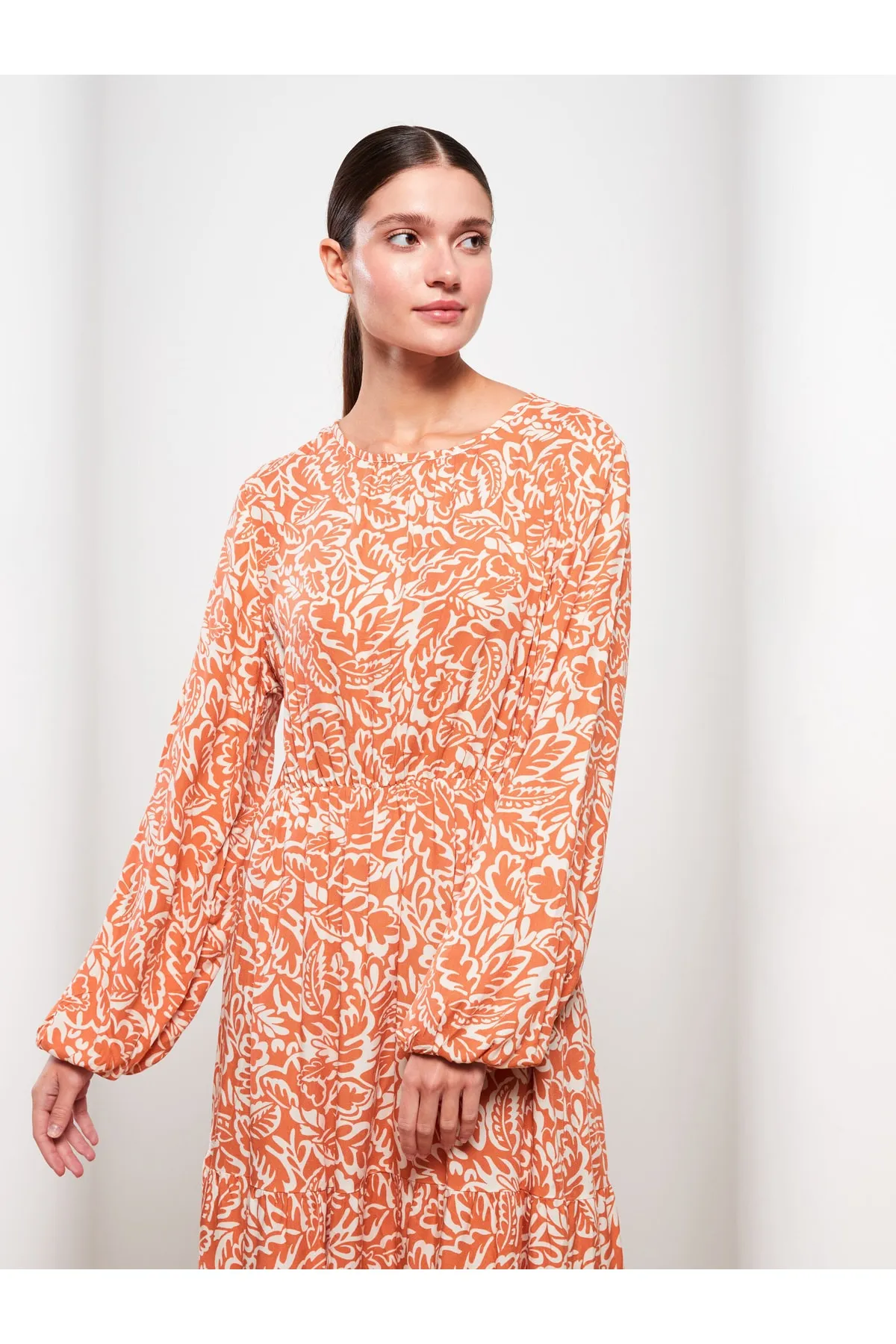 LC Waikiki  Gemustertes Damenkleid aus Viskose mit langen Ärmeln und Rundhalsausschnitt