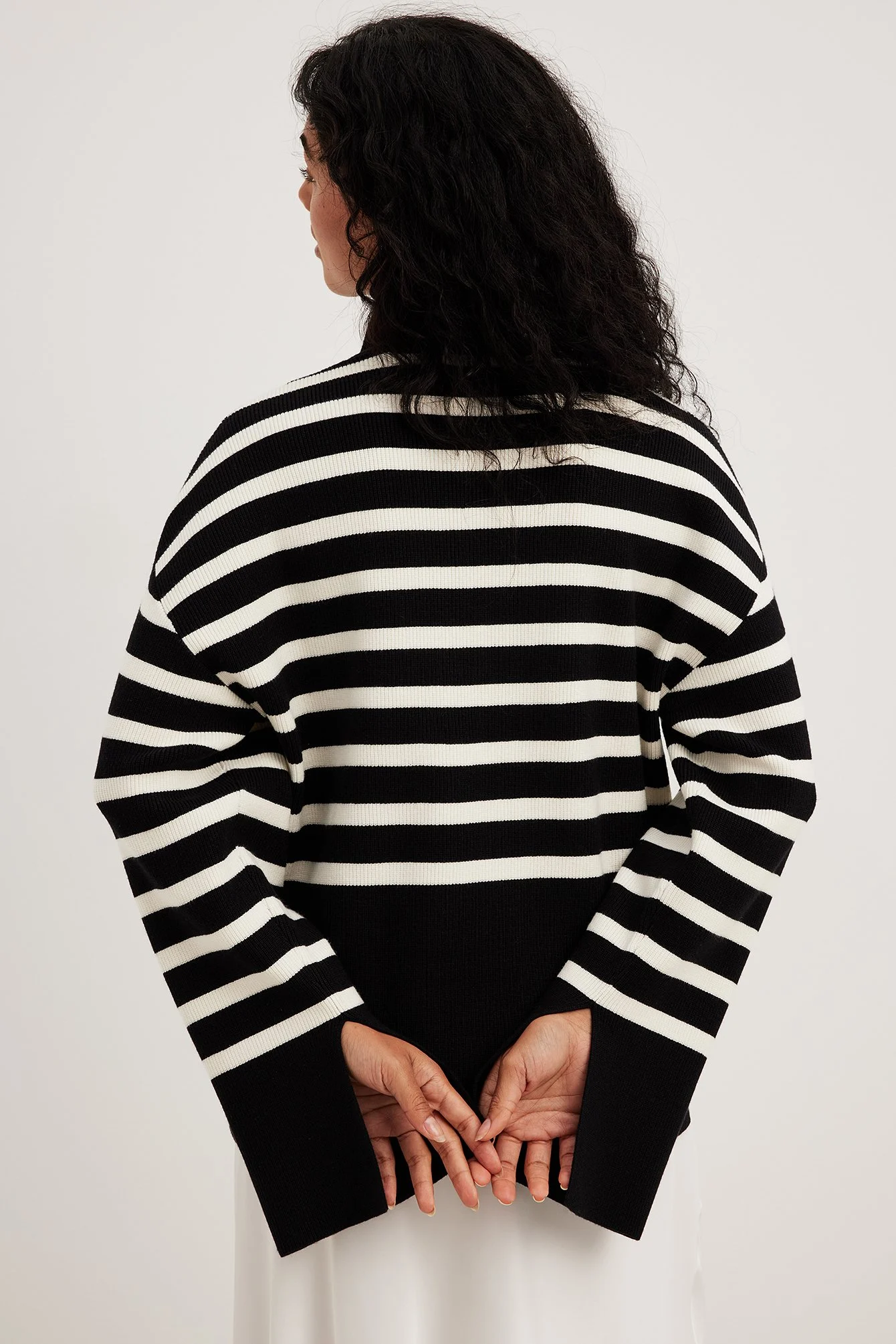 Gestreifter Strickpullover mit Rollkragen