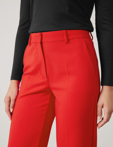 Fließende Hose mit Bügelfalte