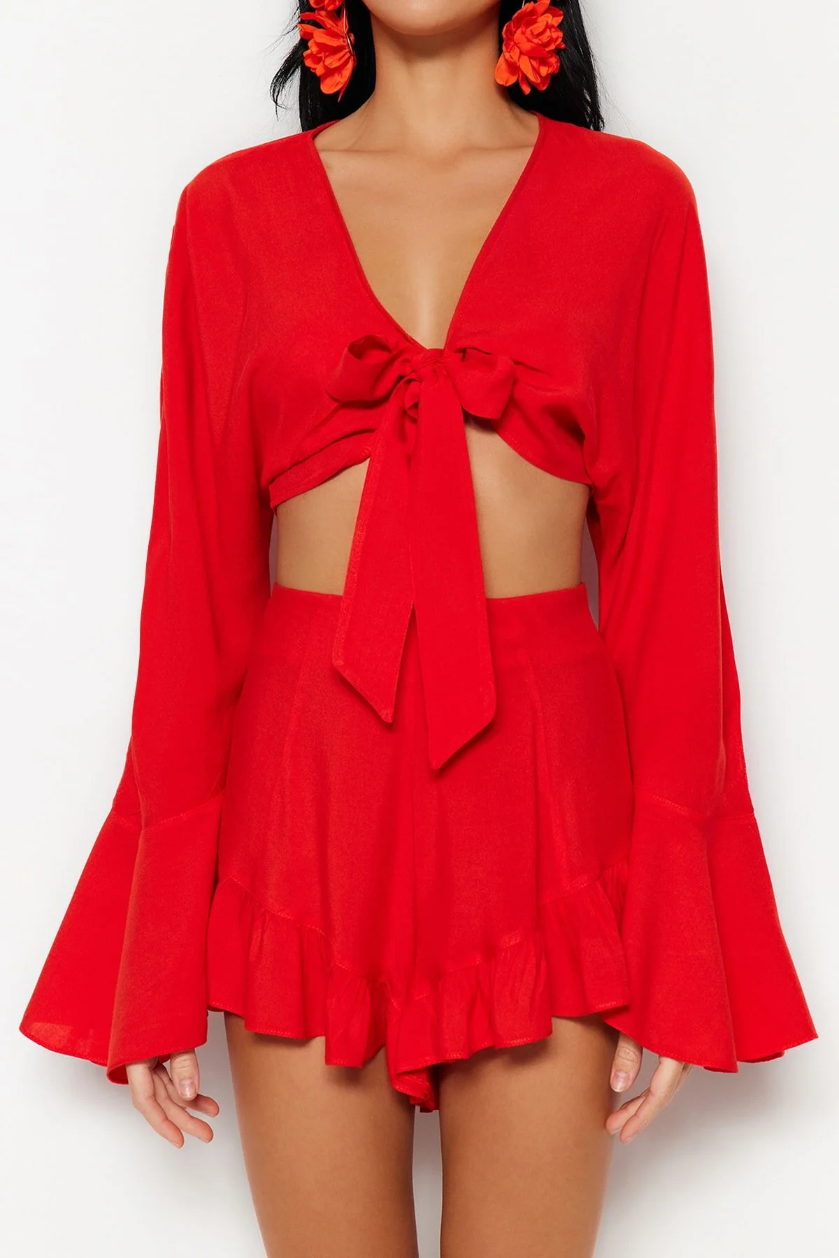Trendyol Collection  Rotes Set aus gewebter Rüschenbluse und Shorts TBESS23AU00128