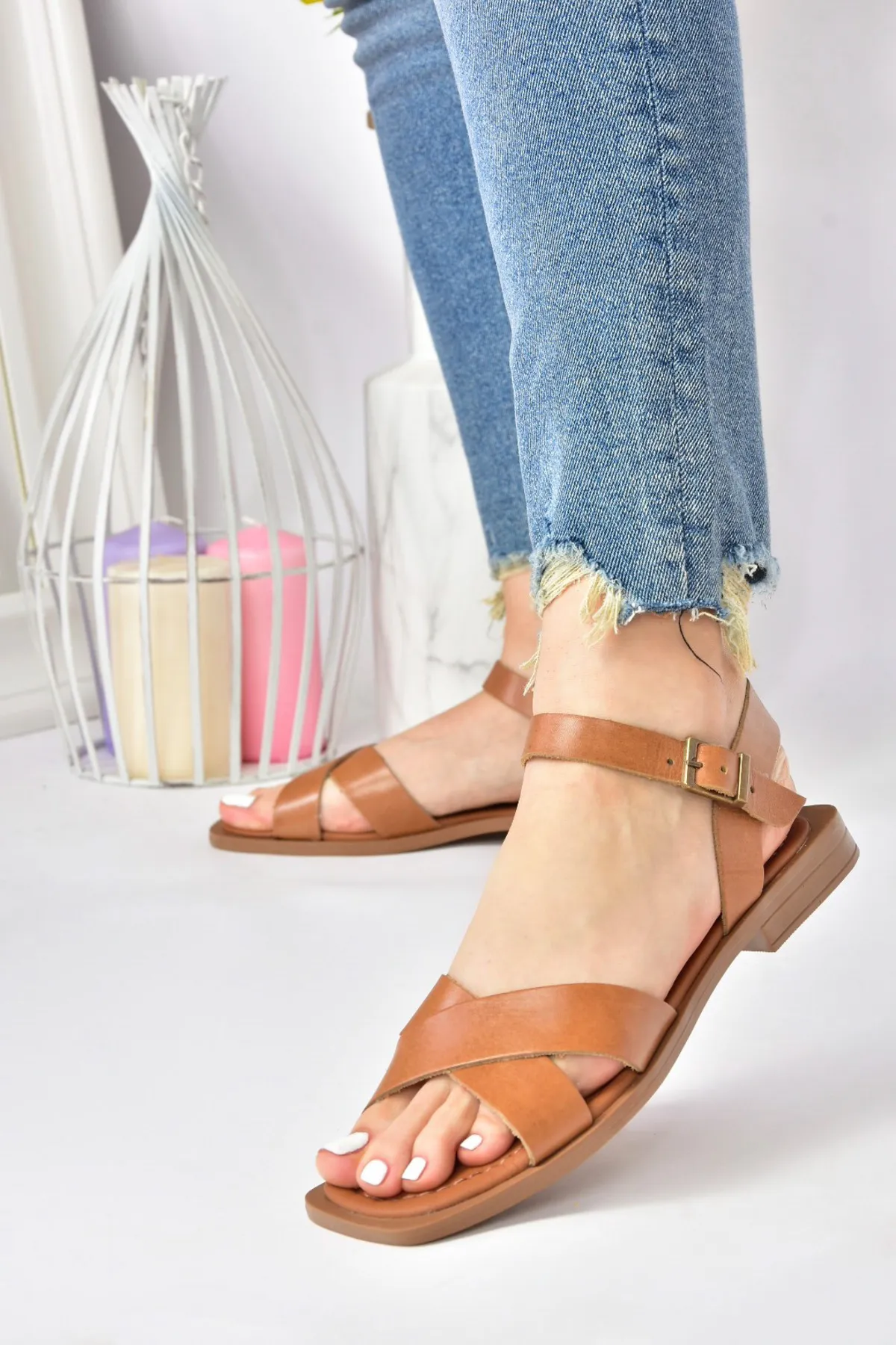 Fox Shoes  Hellbraune Damen-Sandalen aus echtem Leder mit Kreuzriemen M291041503