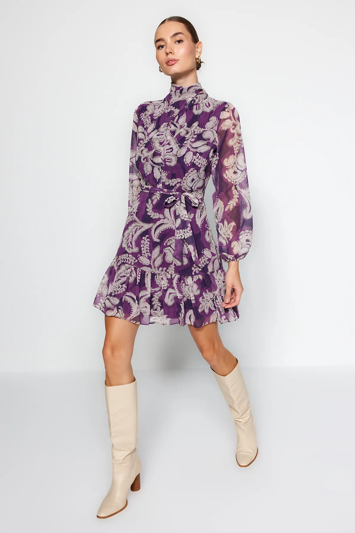 Trendyol Collection  Pflaumenfarbenes, gewebtes Kleid aus Chiffon mit Gürtel, Volants, Stehkragen und Futter TWOAW24EL00261
