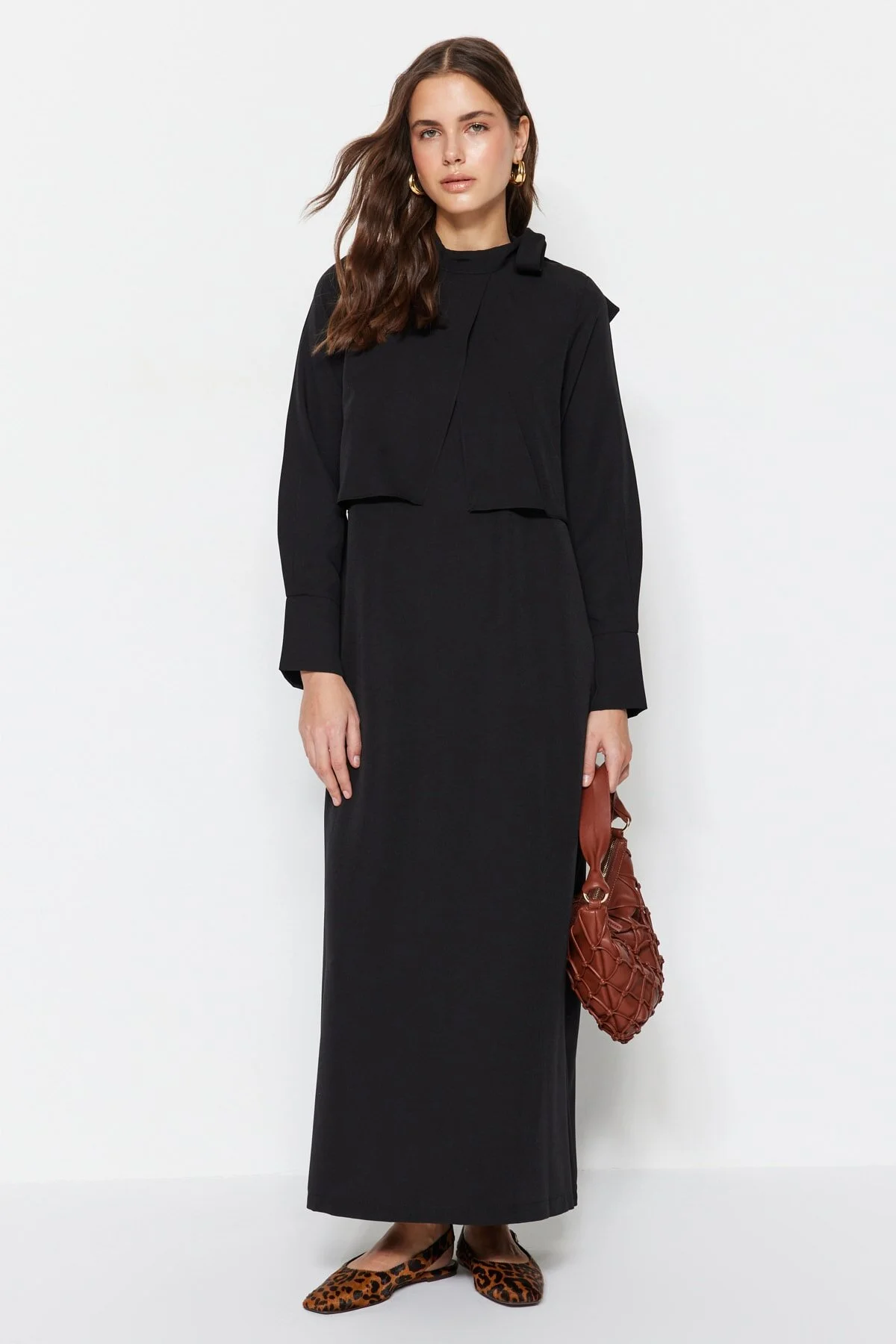 Trendyol Modest  Schwarzes gewebtes Kleid mit Kragen und Krawattendetails TCTSS23EB00283