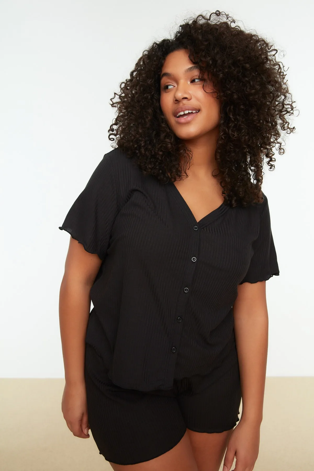 Trendyol Curve  Schwarzes Pyjama-Set aus Strick mit V-Ausschnitt und Knöpfen TBBSS22PT0215