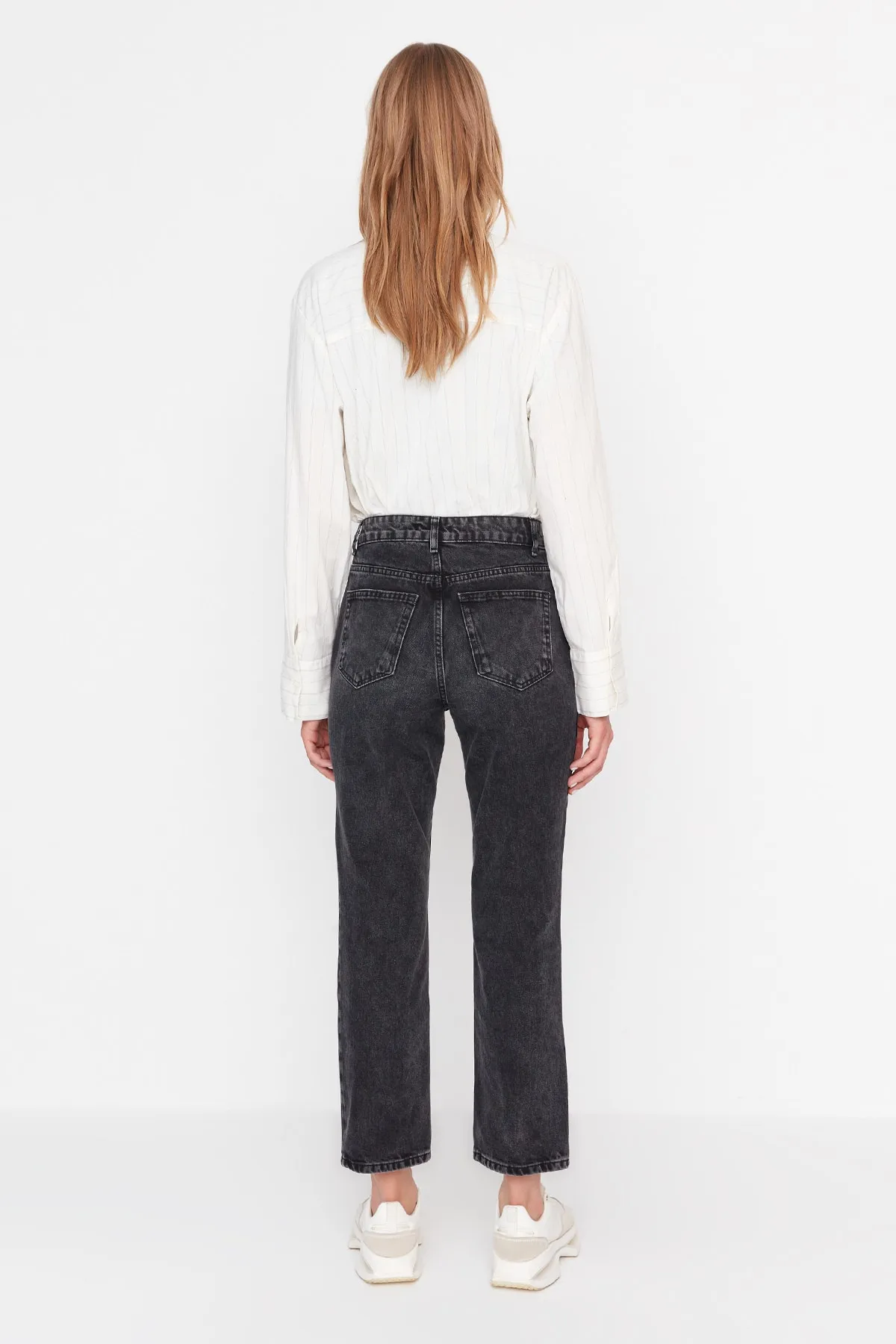 Trendyol Collection  Schwarze, nachhaltigere Jeans mit geradem Bein und hoher Taille TWOAW23JE00362