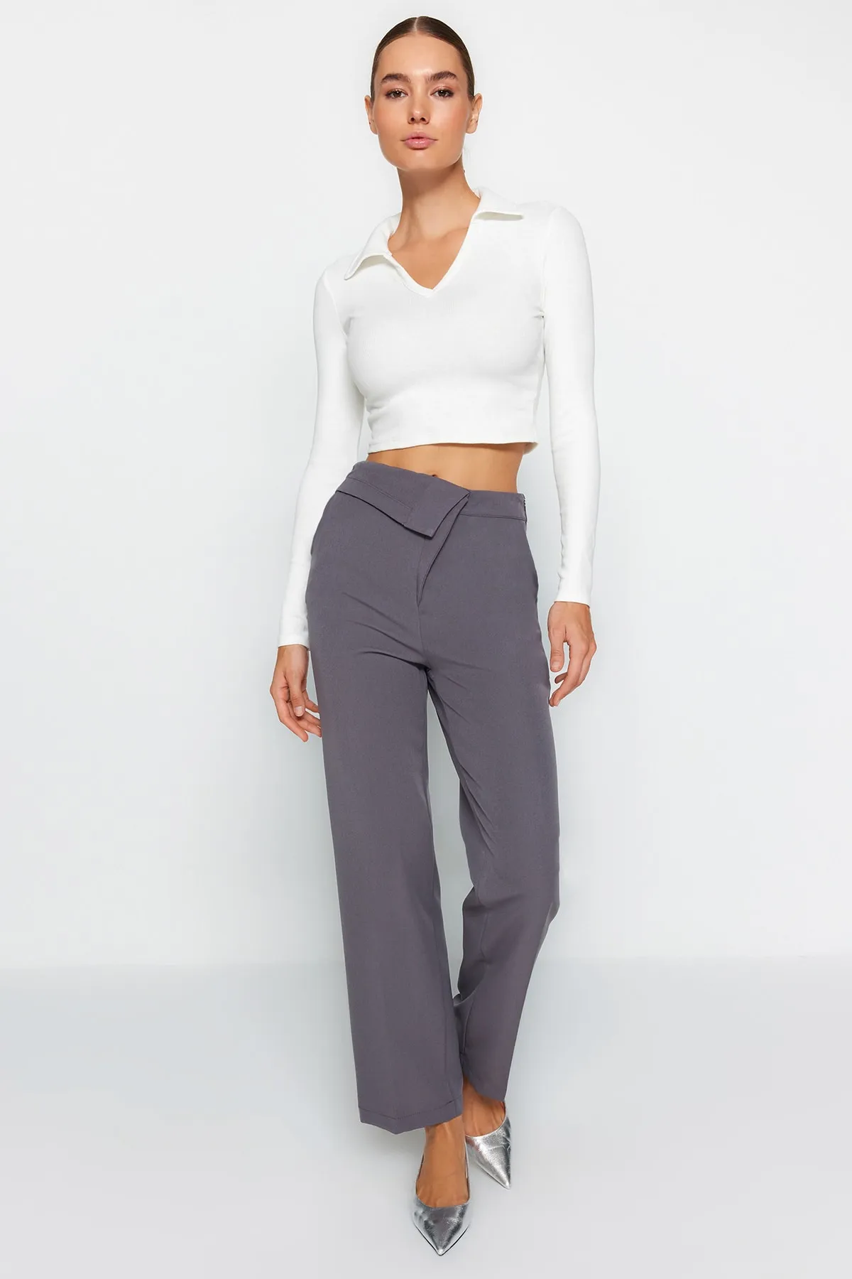Trendyol Collection  Anthrazitfarbene, gerade geschnittene Webhose mit Gürtel und detailliertem Detail TWOAW24PL00055