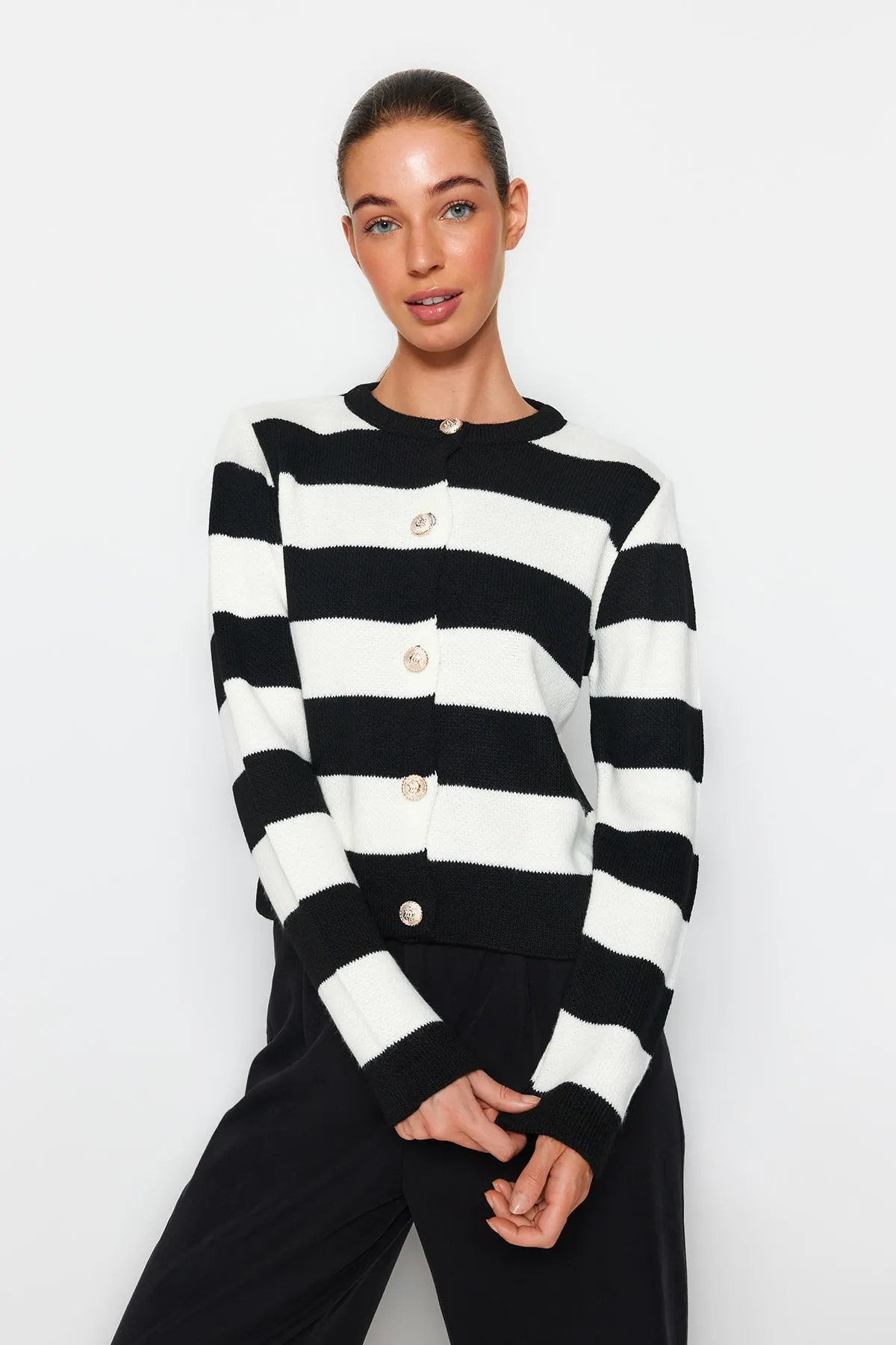 Trendyol Collection  Ecru gestreifter Basic-Strick-Cardigan TWOAW24HI00091