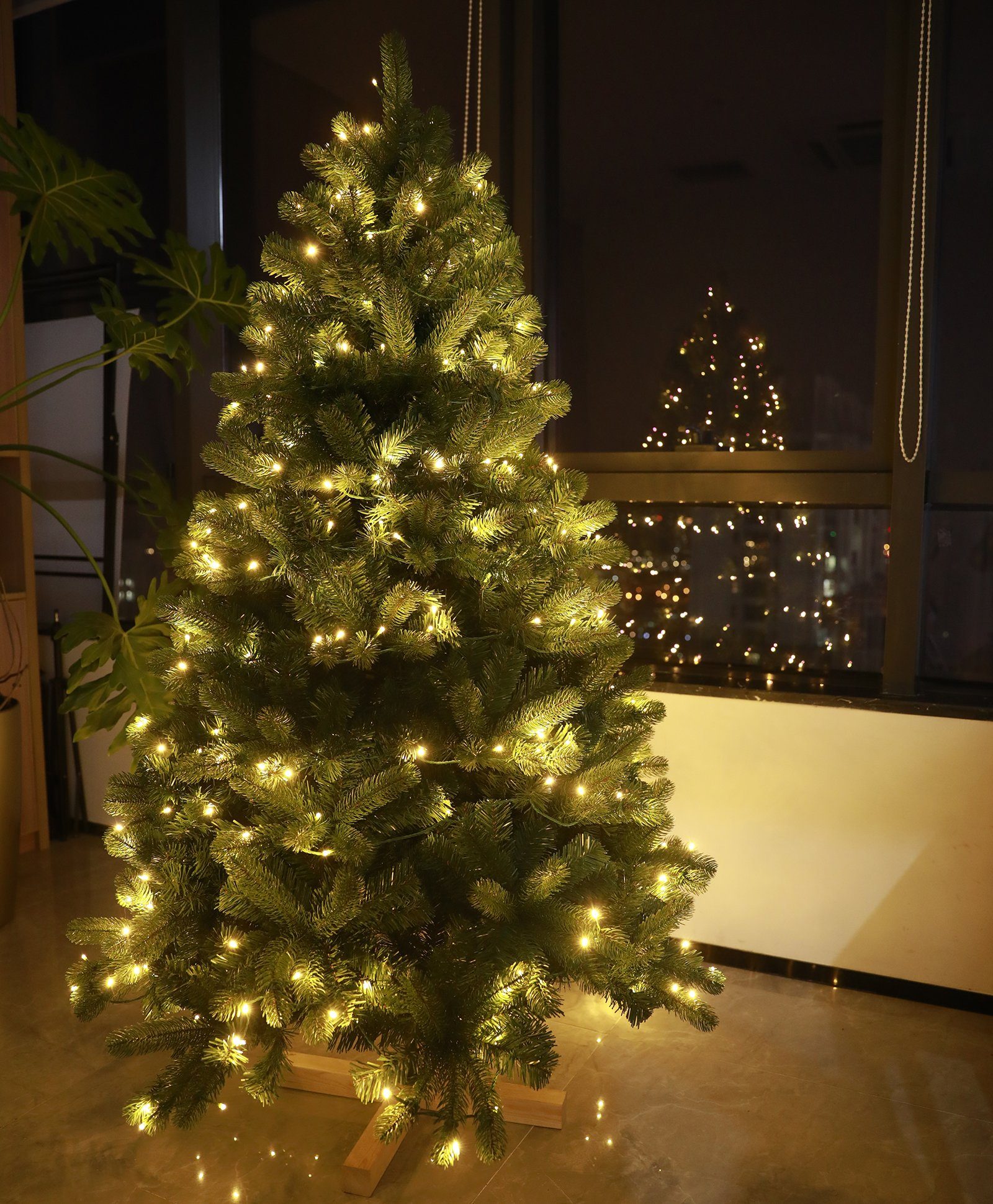 TAB Künstlicher Weihnachtsbaum PE Tannenbaum mit Holzständer Weihnachtsbaum Christbaum, Höhe 180 cm, Mit 1000 PE+PVC Spitzen, 400 warme LED-Lichter und 8 Lichtmodi
