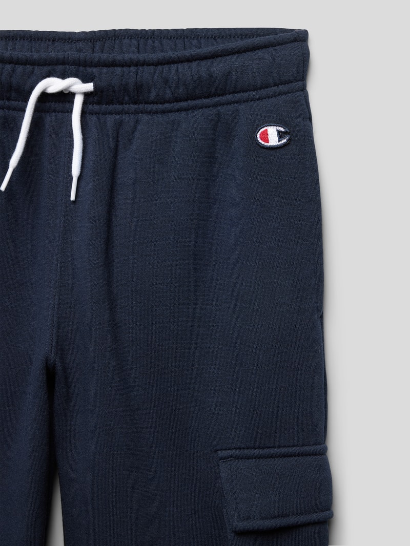 Sweatpants mit Cargotaschen in marineblau