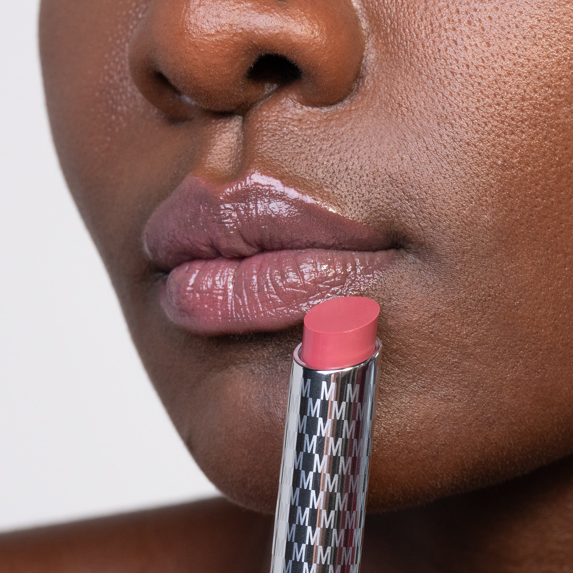 „Hydramorphosis Lips“ – lūpų dažai, lūpų putlumą suteikiantys dažai, lūpų balzamas