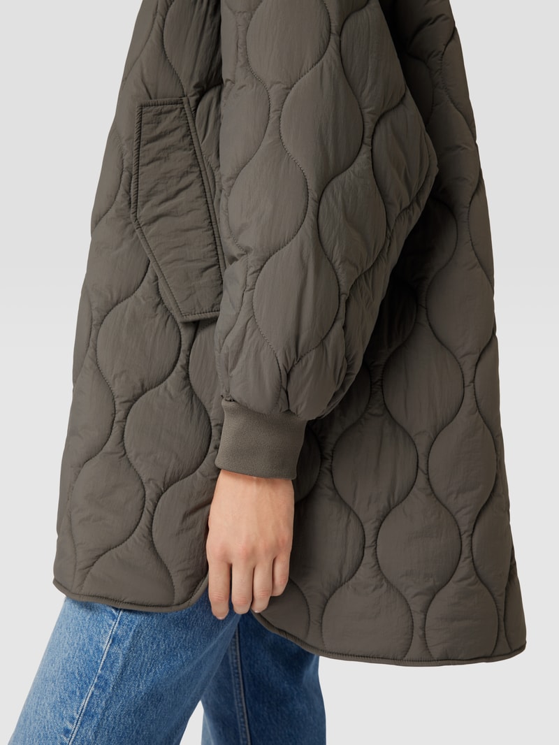 Steppjacke mit seitlichen Eingrifftaschen in mittelgrau