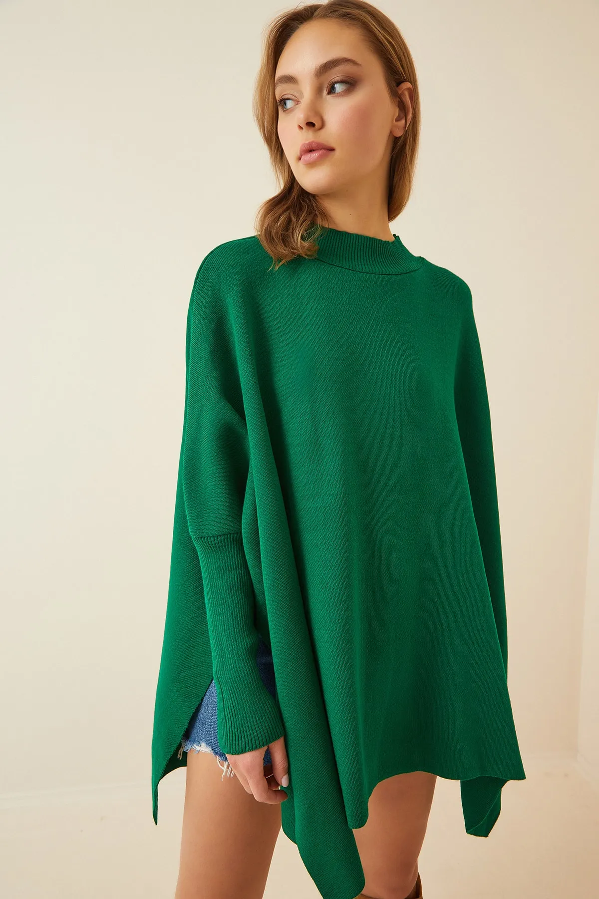 Happiness İstanbul  Grünes Oversize-Poncho-Sweatshirt mit Seitenschlitz für Damen YY00005
