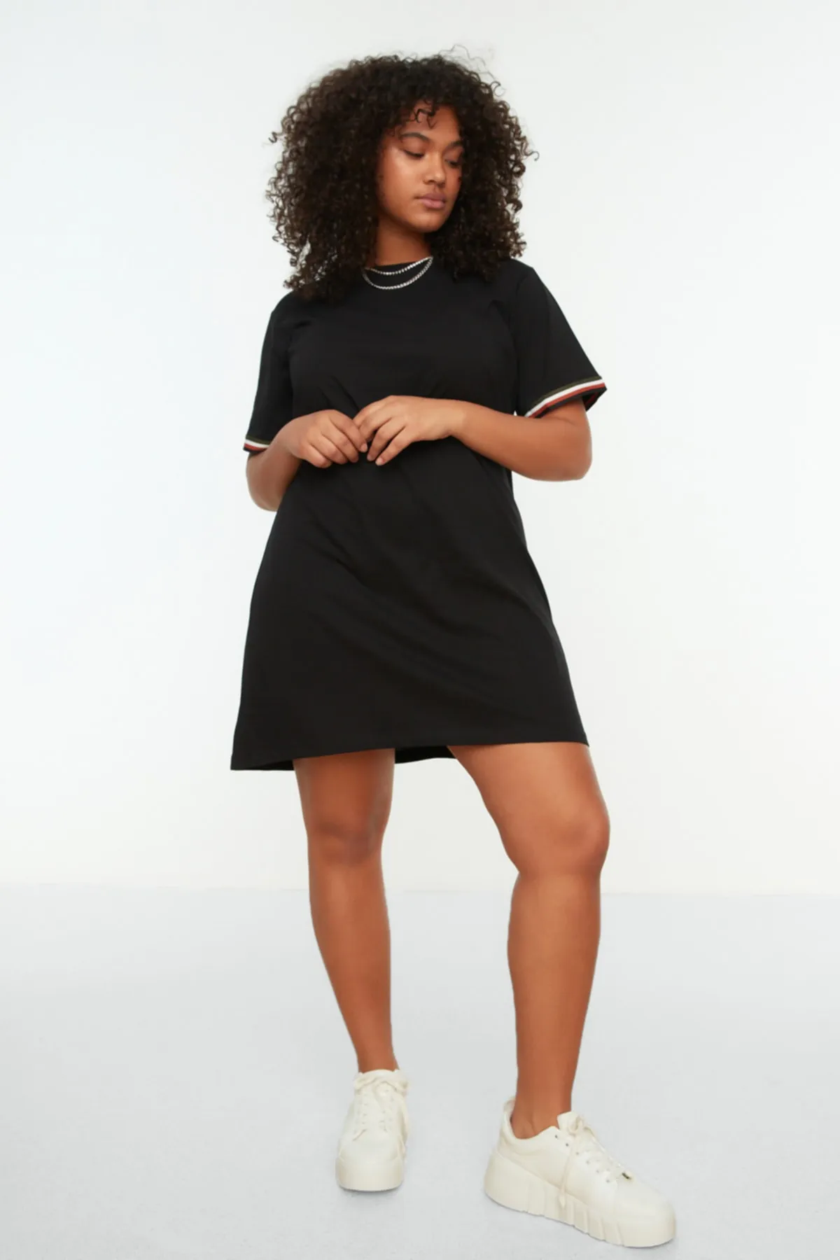 Trendyol Curve  Schwarzes gestricktes T-Shirt-Kleid mit Rundhalsausschnitt TBSSS22EL1591
