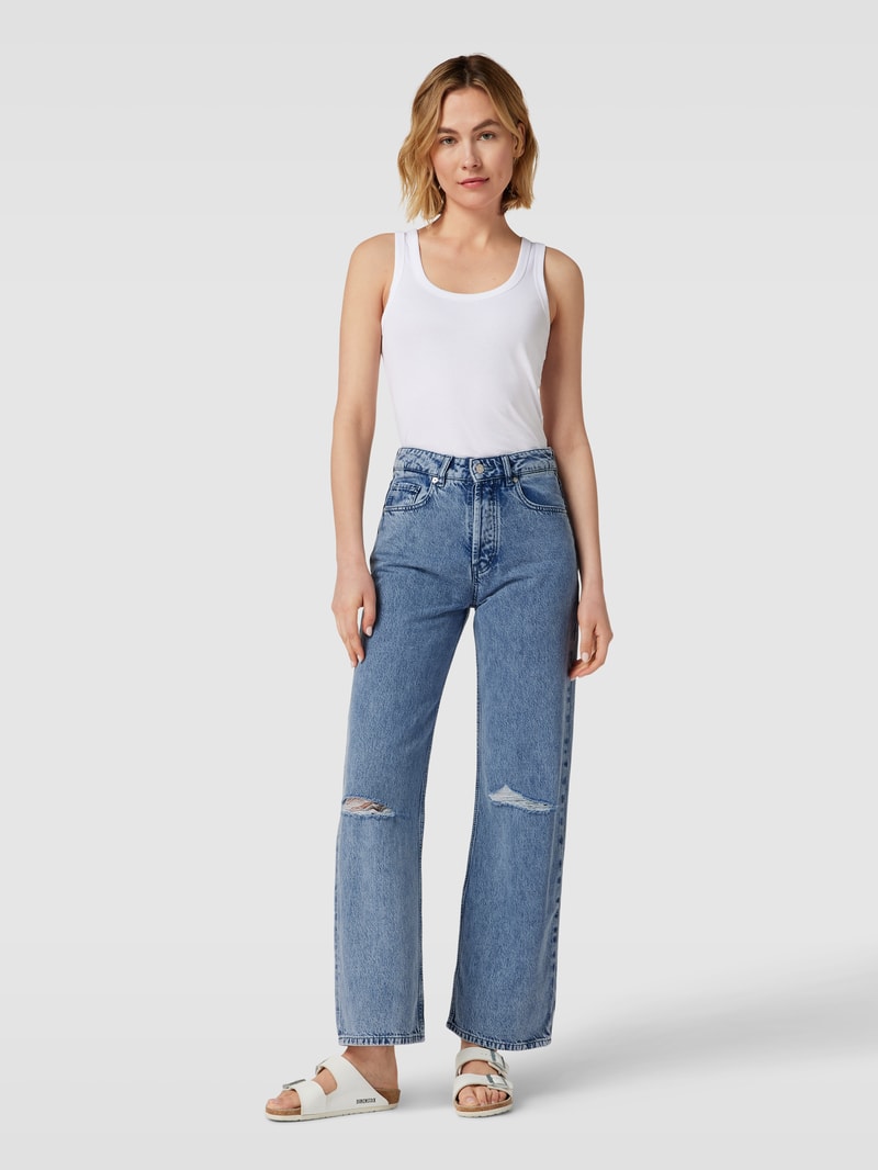 Jeans mit Label-Patch in hellblau