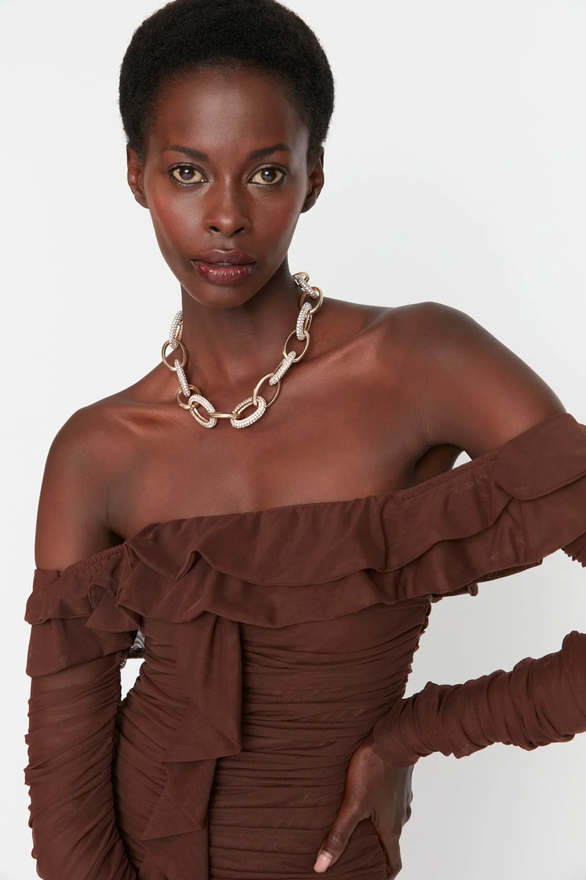 Trendyol Collection  Braunes, detailliertes Abendkleid mit Rüschen TPRAW23EL00066