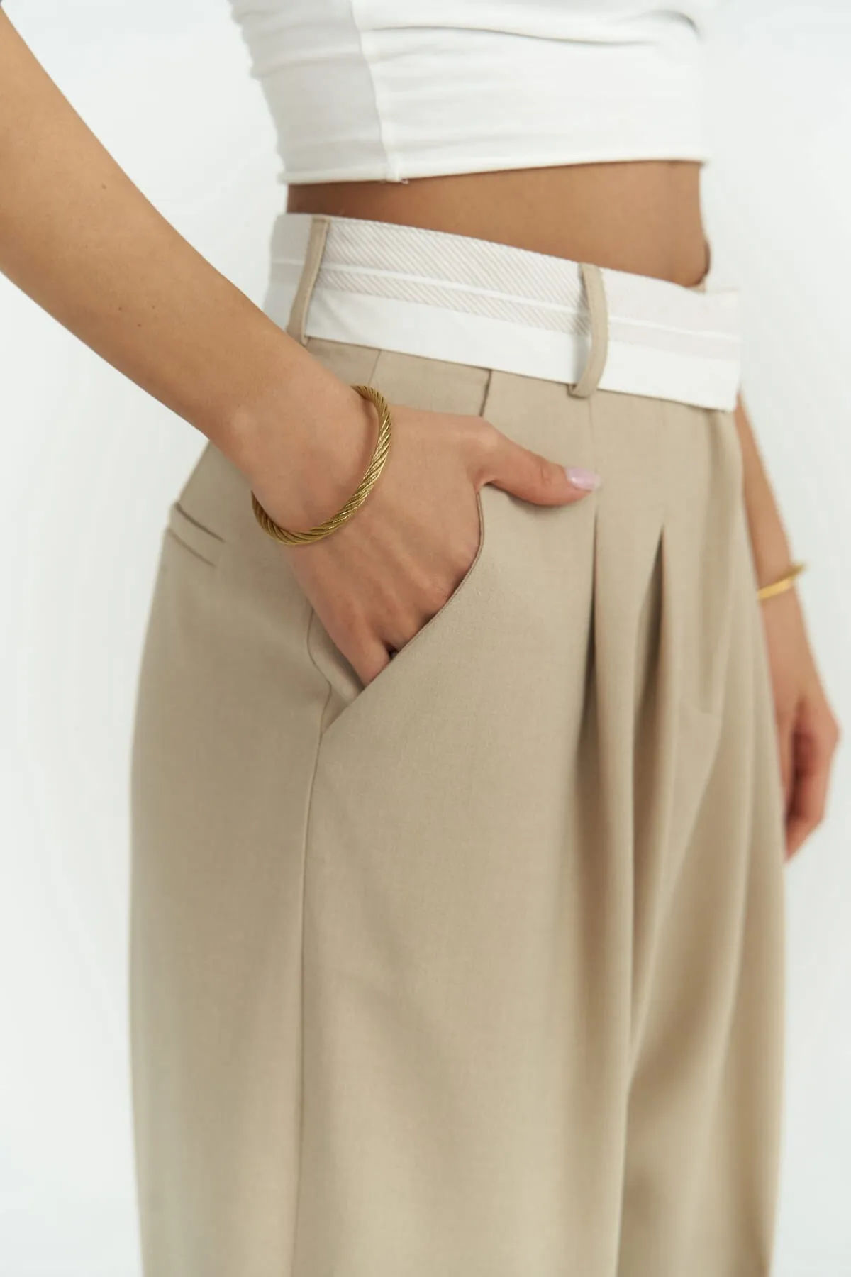 MAİ COLLECTİON  Patrice – Hose mit umgekehrtem Gürtel in Beige