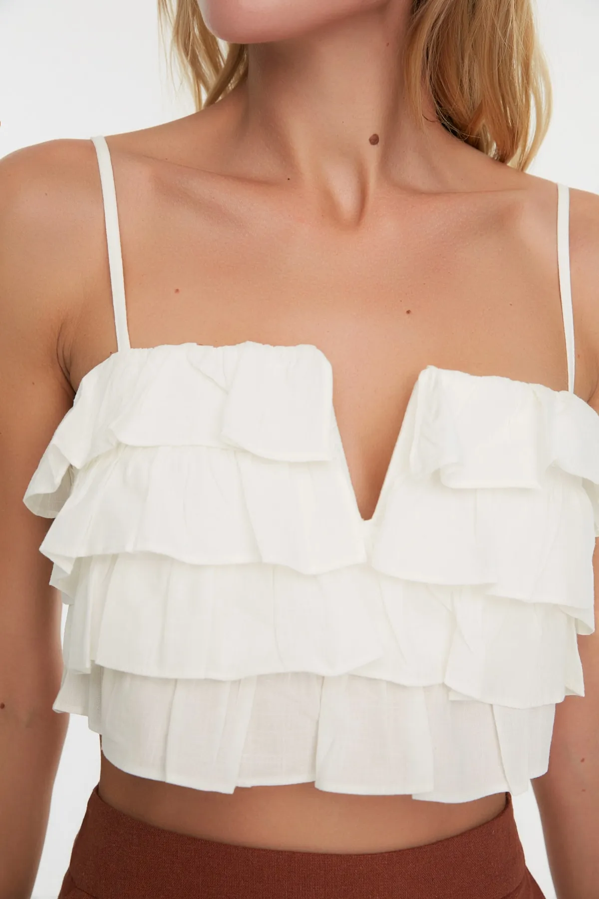 Trendyol Collection  Weiße, bauchfreie, gewebte Rüschenbluse aus 100 % Baumwolle TBESS21BZ0661