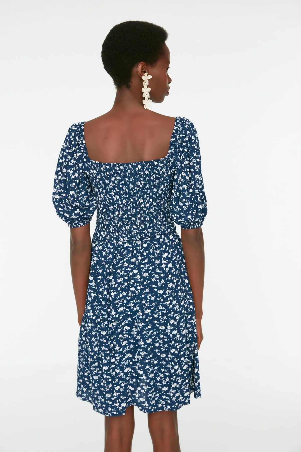 Trendyol Collection  Marineblaues, florales Minikleid aus Viskose mit Taillenöffnung TWOSS22EL0370