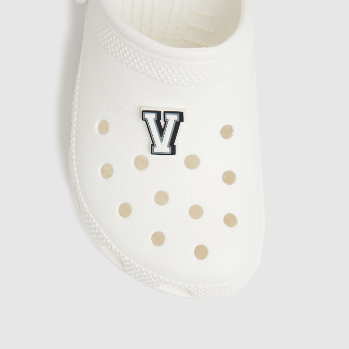 Crocs vita & svarta jibbitz bokstaven v