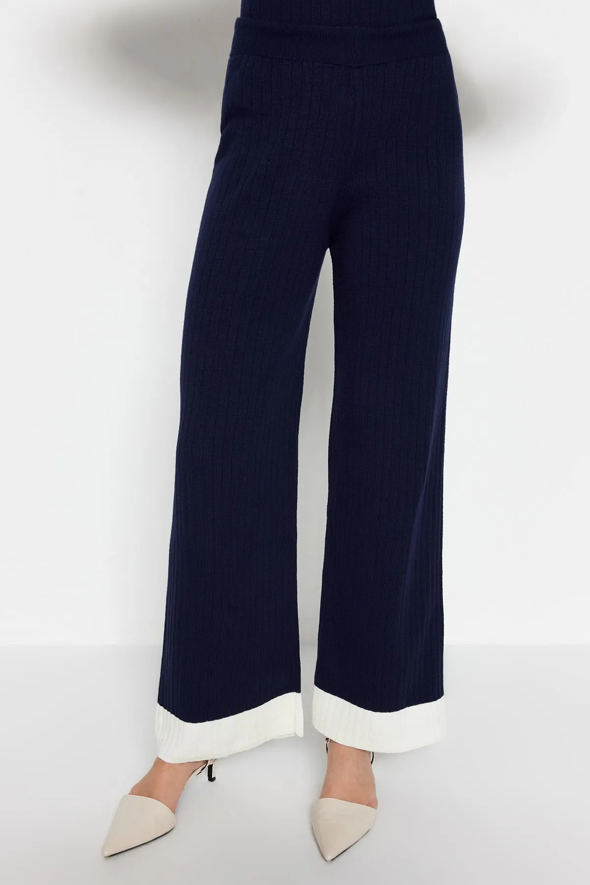Trendyol Modest  Marineblaues Strickset mit Stehkragen und Farbblock-Muster, gerippter Pullover und Hose TCTAW22US0080