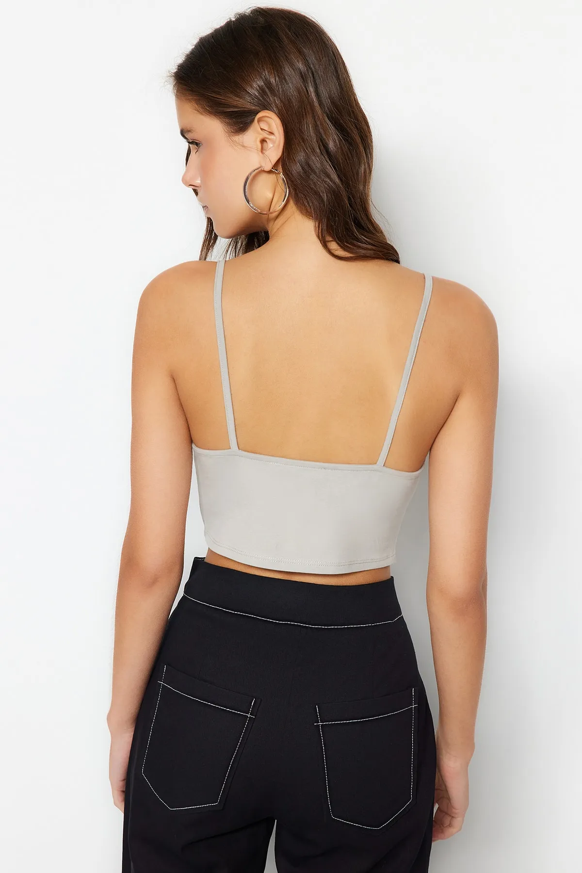 Trendyol Collection  Steinfarbenes Baumwoll-Trägershirt mit V-Ausschnitt, flexibles Strick-Bustier TWOSS23BS00021