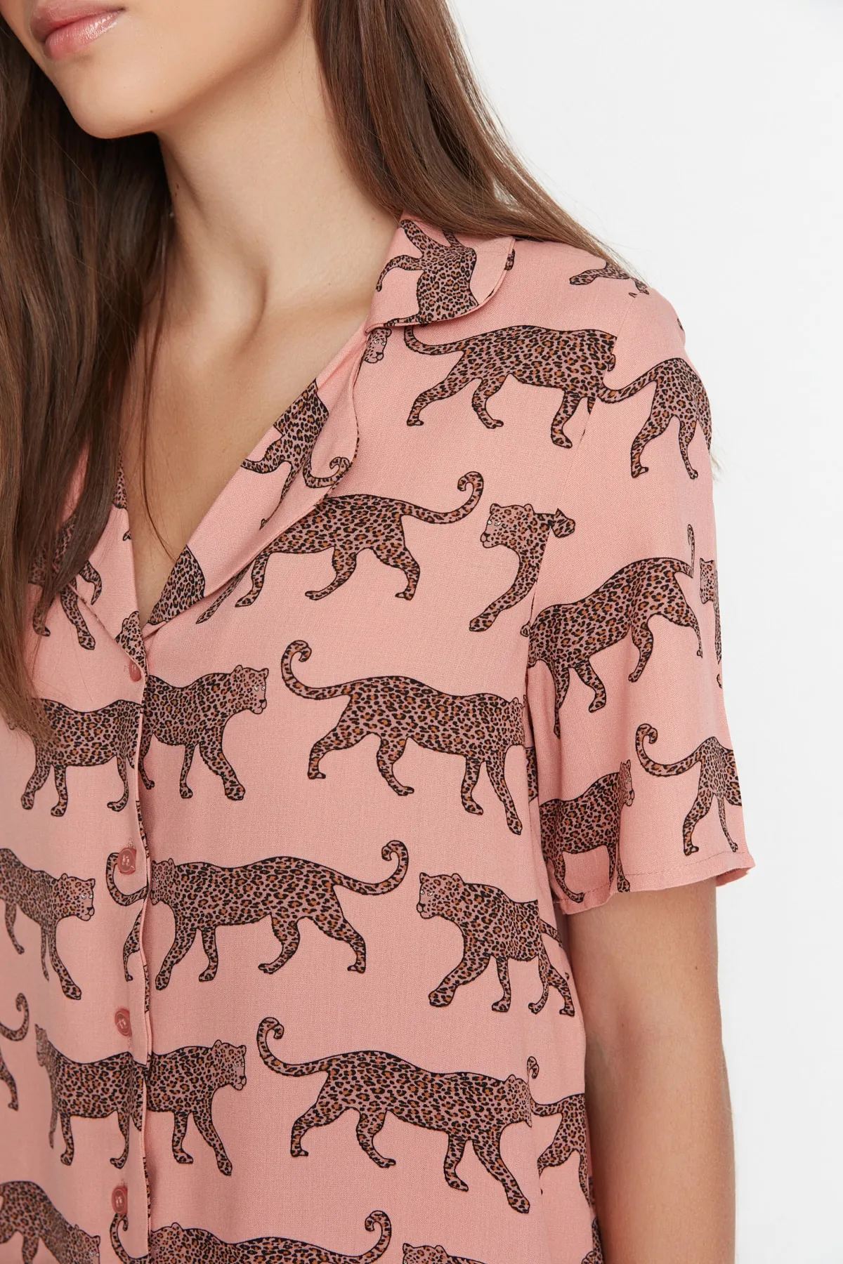 Trendyol Collection  Pyjama-Set aus Viskose mit Hemd und Shorts mit getrocknetem Rosenmuster THMSS21PT0473