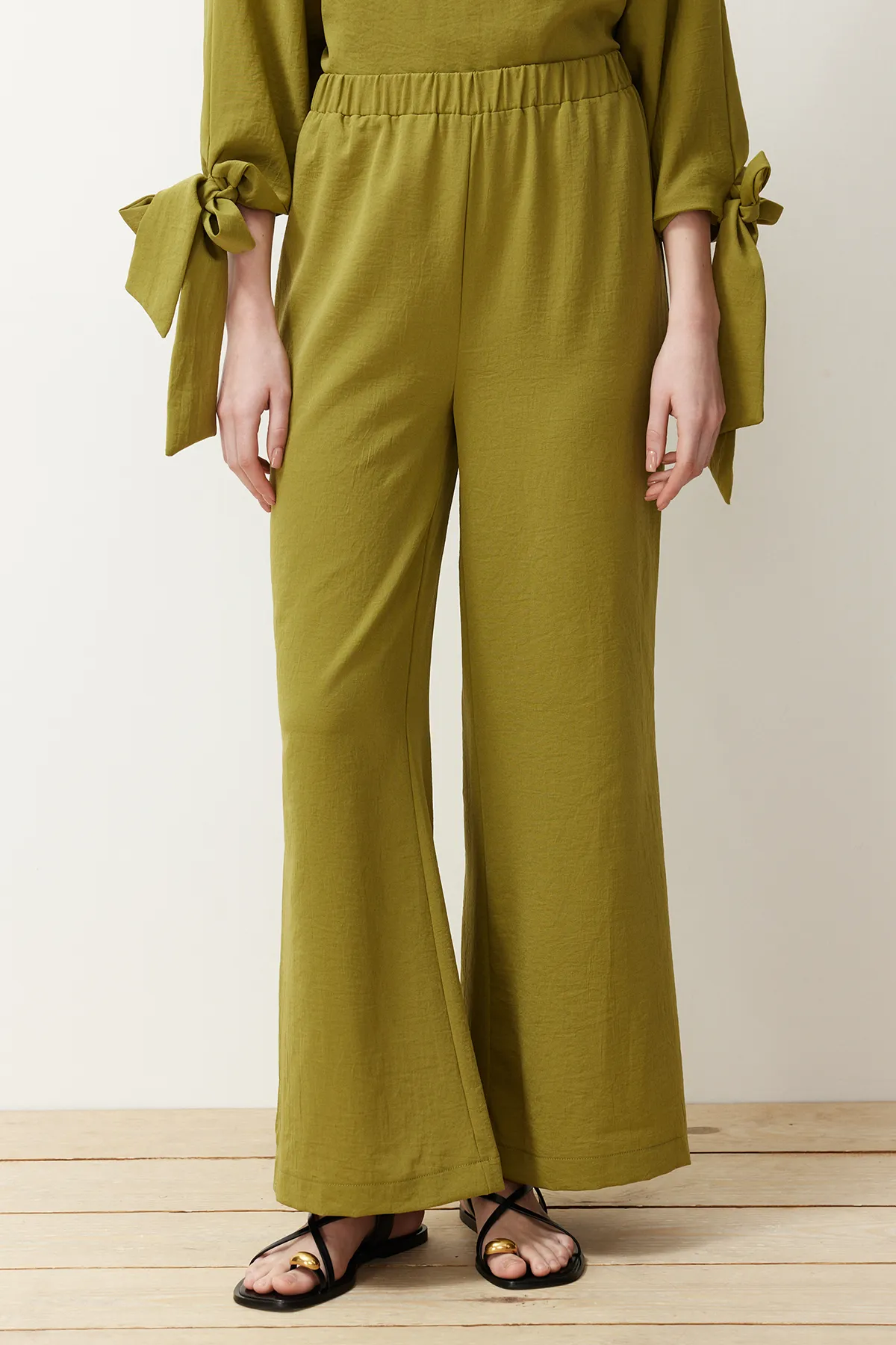 Trendyol Modest  Grünes gewebtes Aerobin-Tunika-Hosen-Set mit Fledermausärmeln TCTSS23US00043