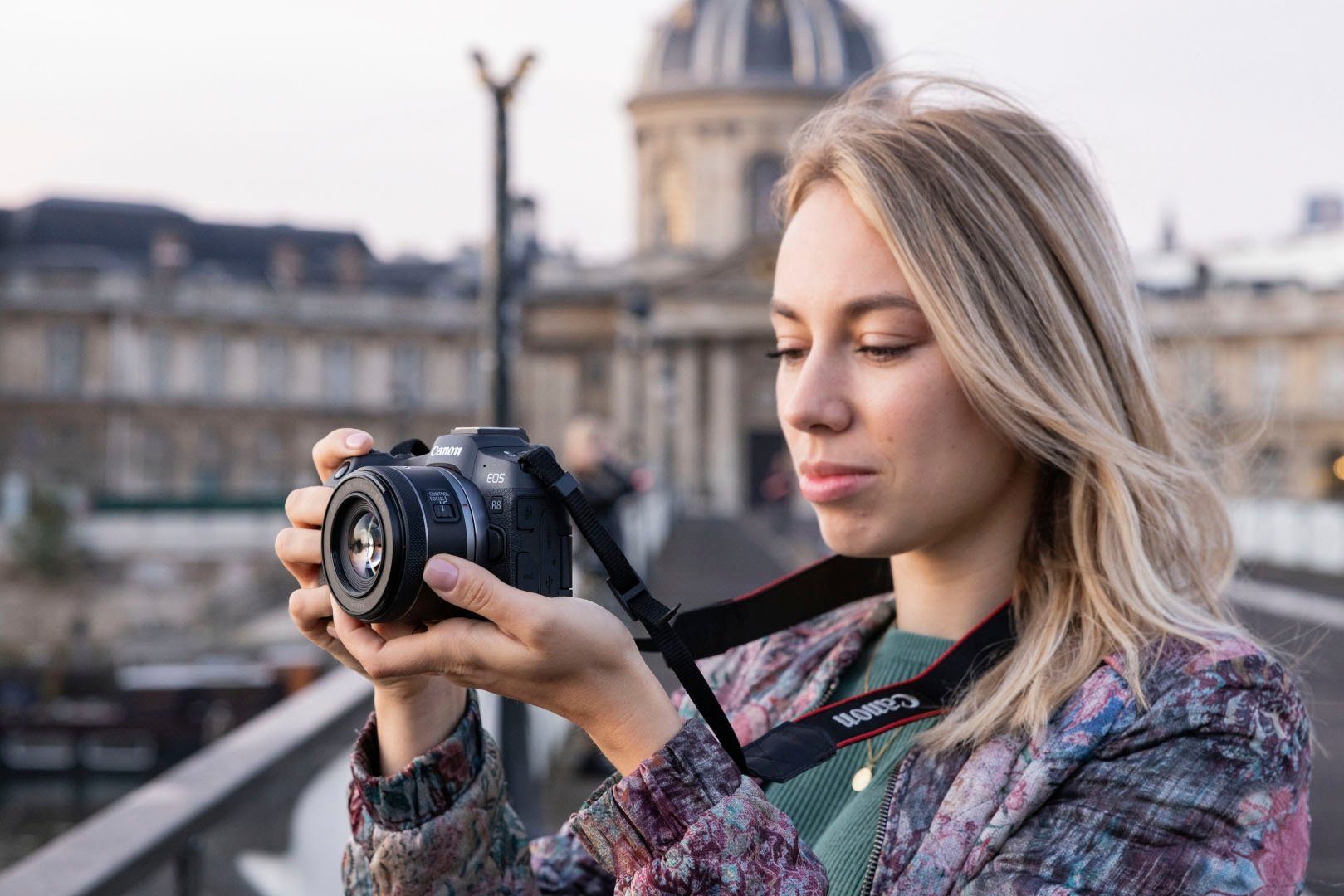 Canon EOS R8 + RF 24-50mm F4.5-6.3 IS STM Kit Systemkamera (RF 24-50mm F4.5-6.3 IS STM, 24,2 MP, Bluetooth, WLAN, verfügbar ab 17.04.23)