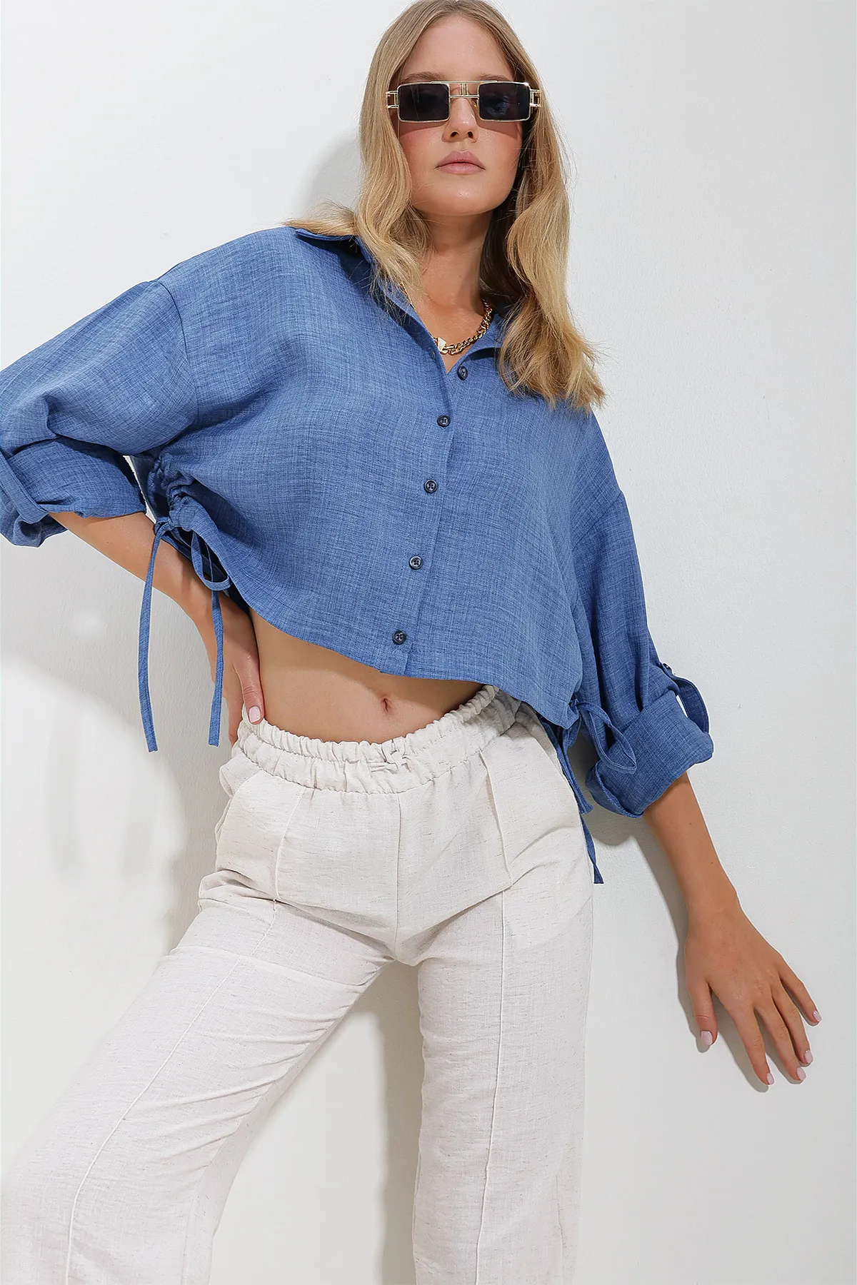 Trend Alaçatı Stili  Blaues, seitlich gerafftes Melange-Leinen-Crop-Shirt für Damen ALC-X11625