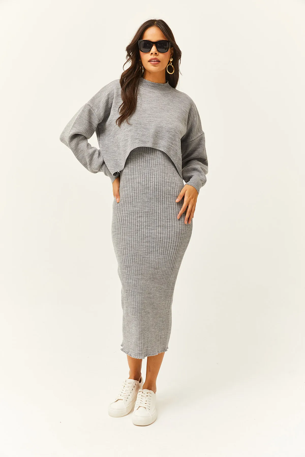 Olalook  Damen-Strickanzug mit grauem Oberteil, bauchfreiem Pullover, Trägerkleid unten, TKM-19000176