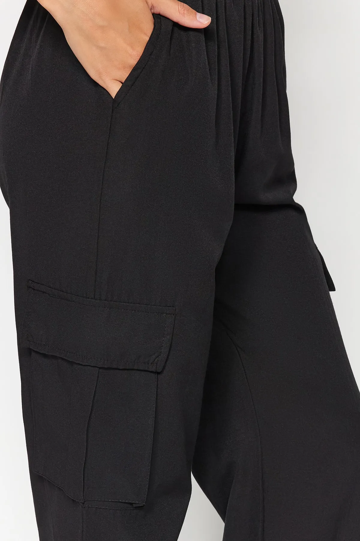 Trendyol Collection  Schwarze gewebte Hose mit Cargotaschen TWOAW24PL00293