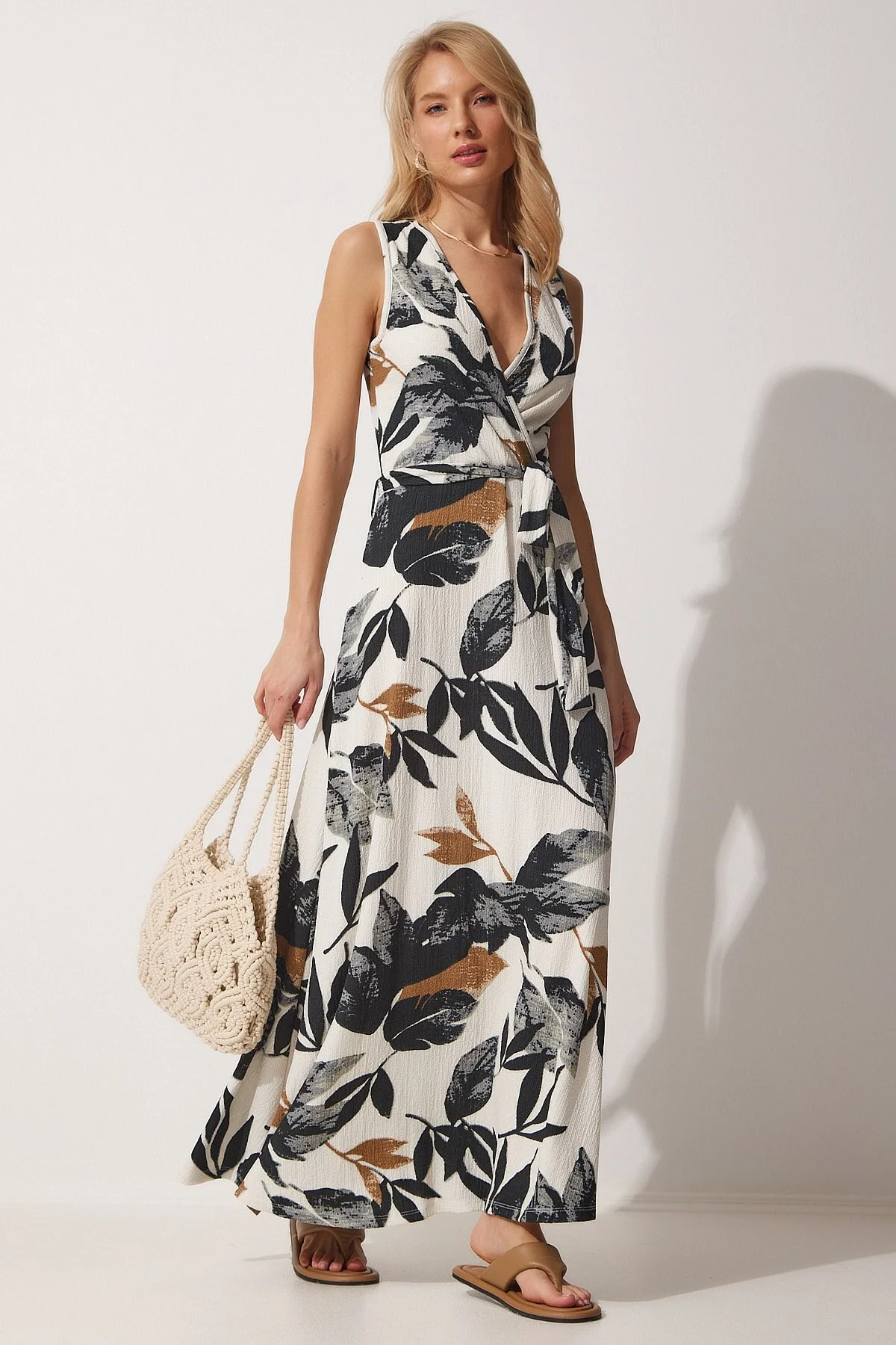 Happiness İstanbul  Damen-Sommerstrickkleid mit Wickelkragen und cremefarbenem Blumenmuster in Grün ZH00016