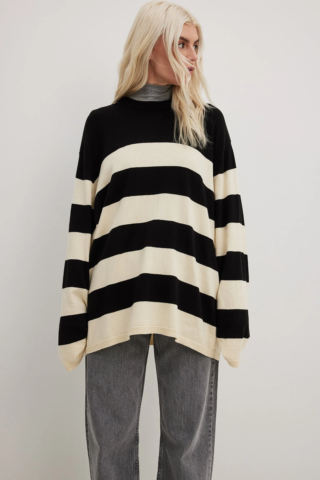Gestreifter Oversize-Pullover aus Strickstoff