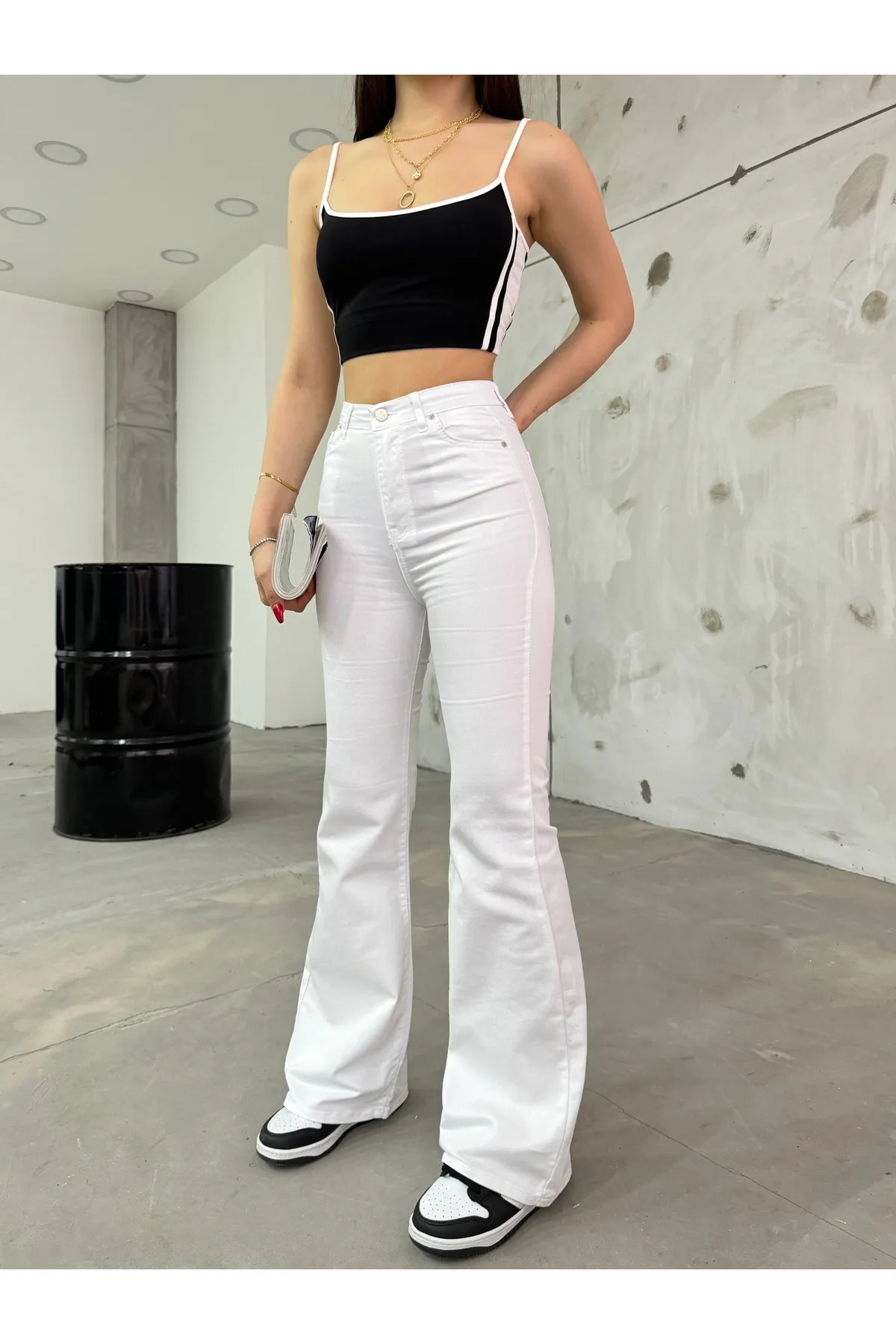 BİKELİFE  Weiße, flexible Lycra-Hose mit ausgestelltem Bein für Damen