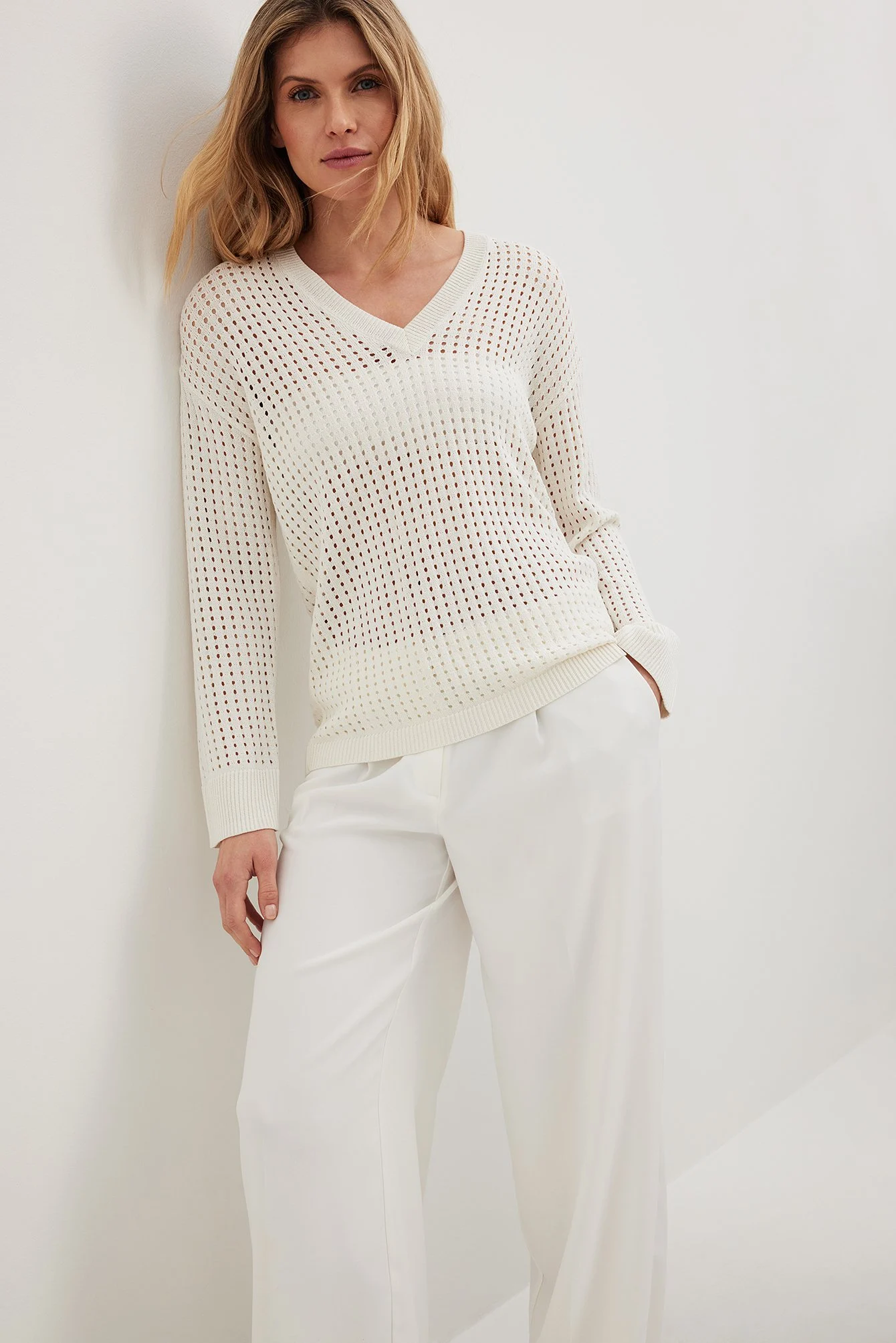 Großmaschiger Strickpullover mit tiefem V-Ausschnitt
