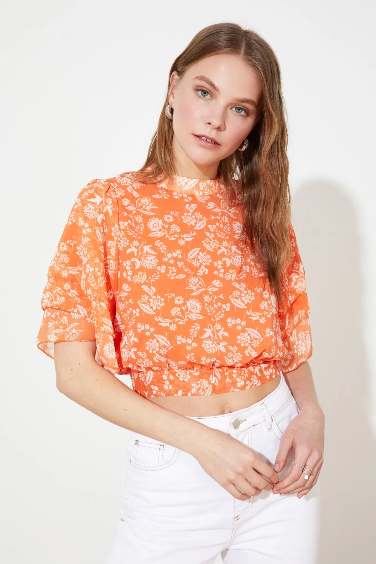 Trendyol Collection  Mehrfarbige Chiffon-Webbluse mit kurzem Rücken und detailliertem Stehkragen TWOSS21BZ0496