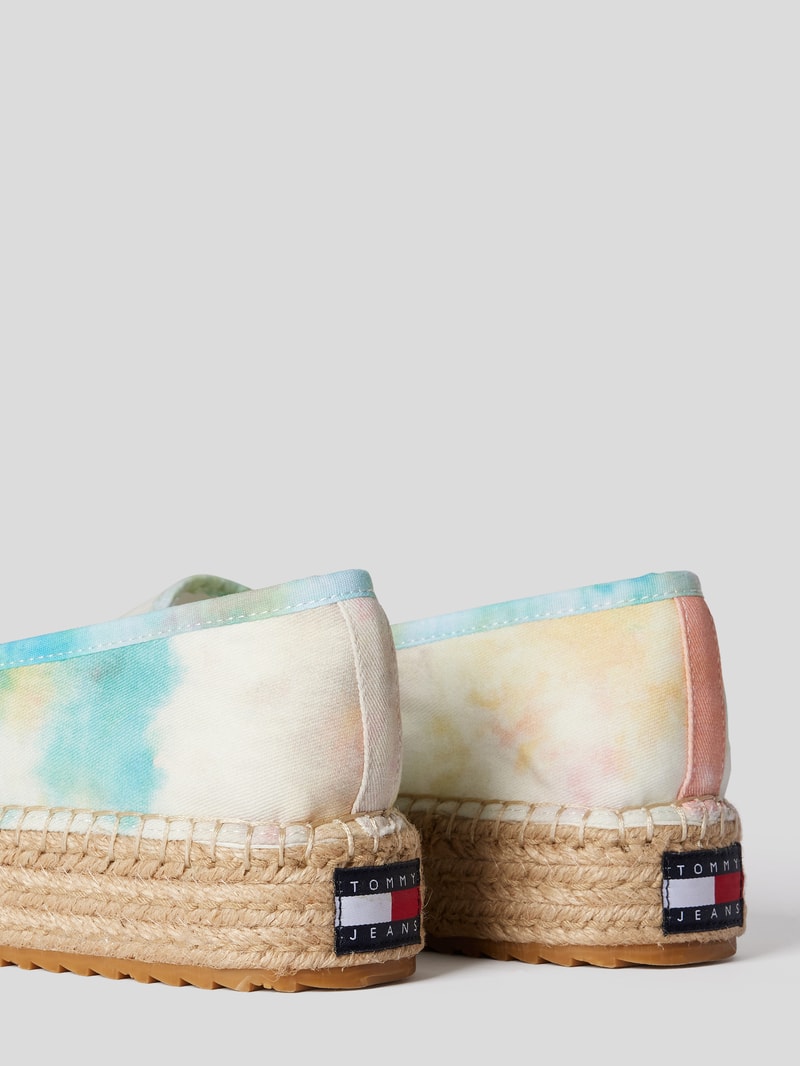 Slip-on-Sneaker in Batik-Optik in hellblau