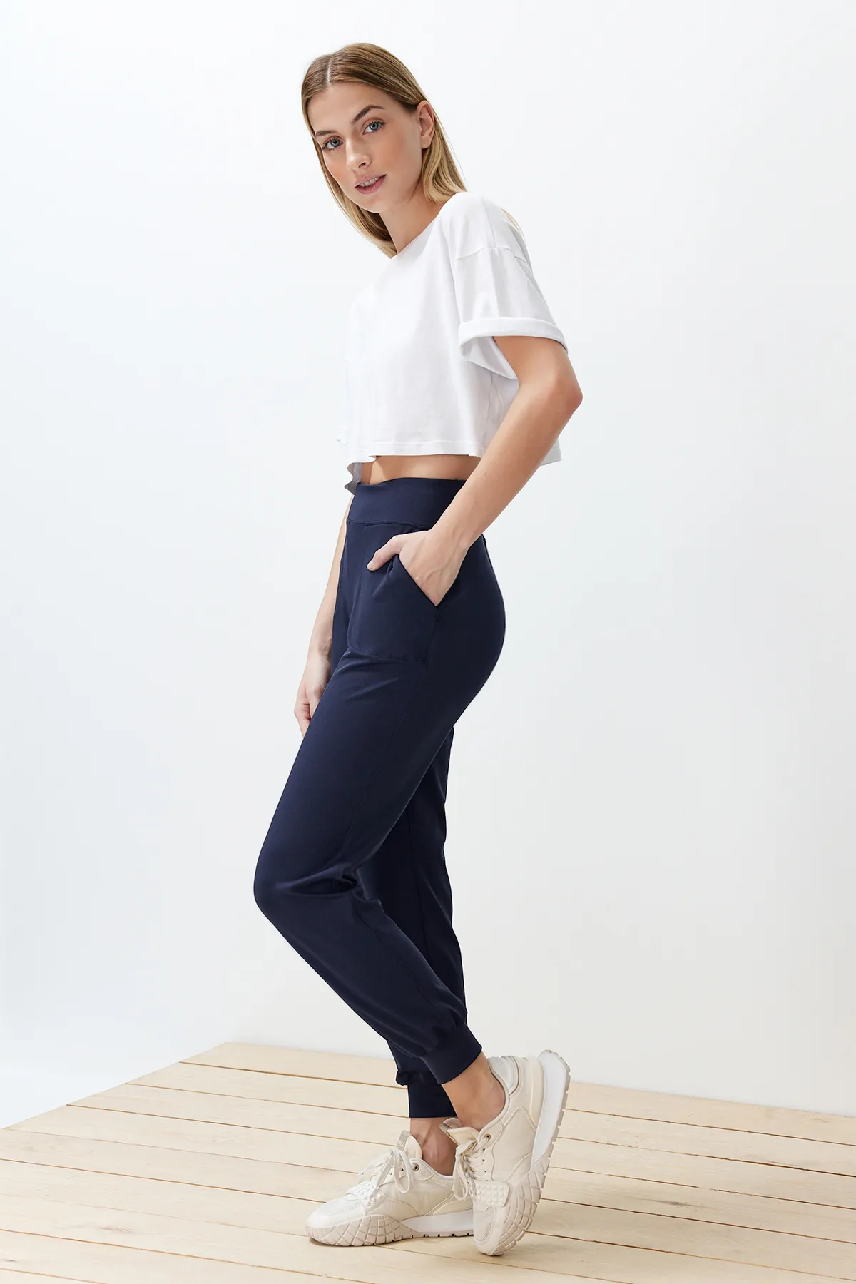 Trendyol Collection  Gestrickte Sport-Jogginghose aus marineblauem Taucher-/Tauchstoffgewebe mit bequemer Passform THMSS24EA00001
