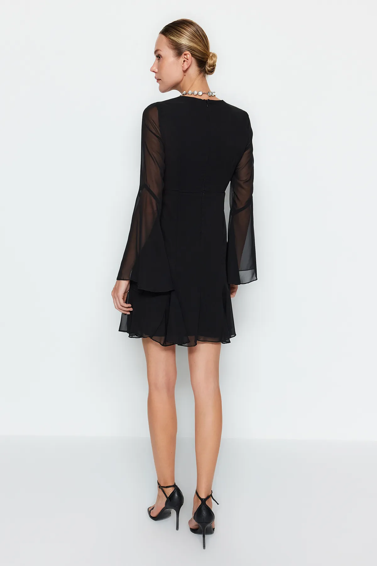 Trendyol Collection  Elegantes Abendkleid aus schwarzem Chiffon mit offener Taille/Skater TPRAW24EL00050