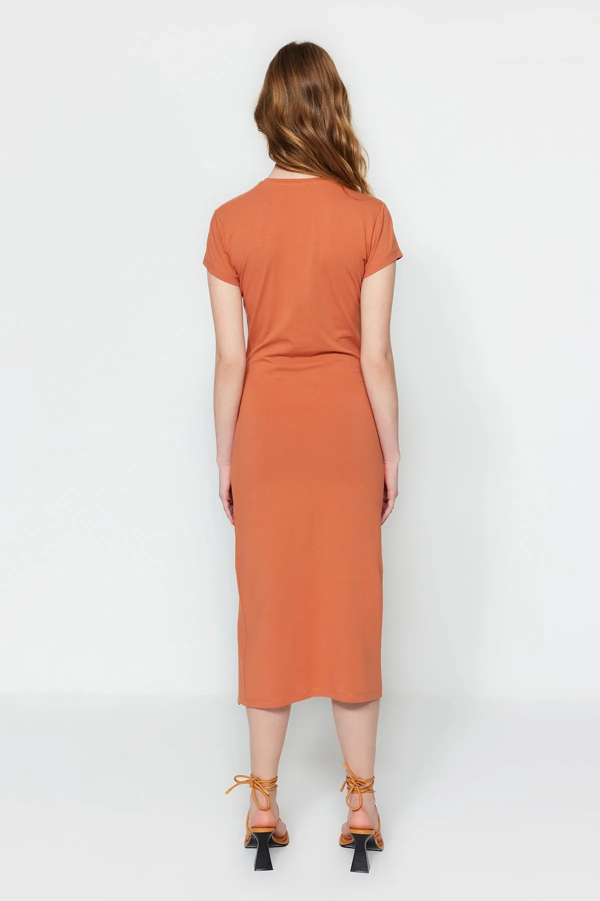Trendyol Collection  Zimtfarbenes, tailliertes Midi-Stretch-Strickkleid aus Baumwolle mit Rüschen und Schlitzdetail TWOSS23EL00777